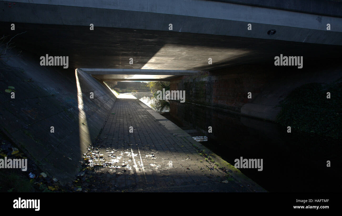 weiter und Clyde Kanal Tunnel Architektur hell dunkel Stockfoto