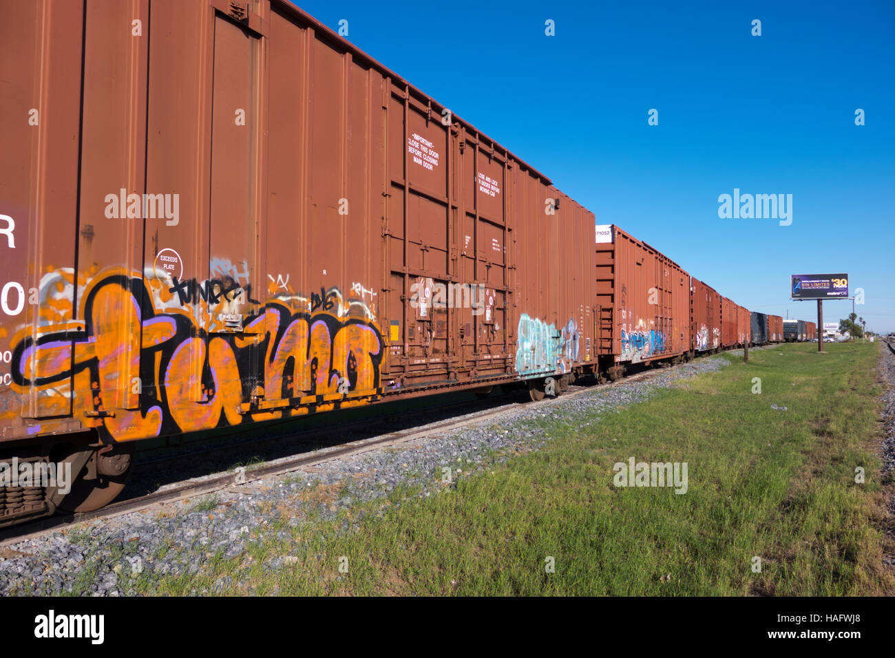 Graffiti bemalt Güterwaggons auf einen Gleisanschluss. Stockfoto
