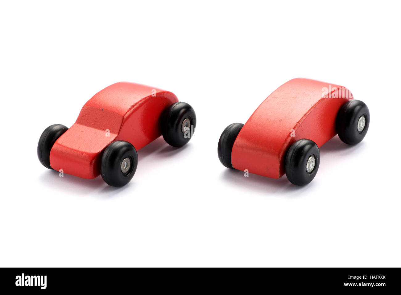 Zwei verschiedene stilisierte hölzernes Spielzeug-Autos für Kinder Stockfoto