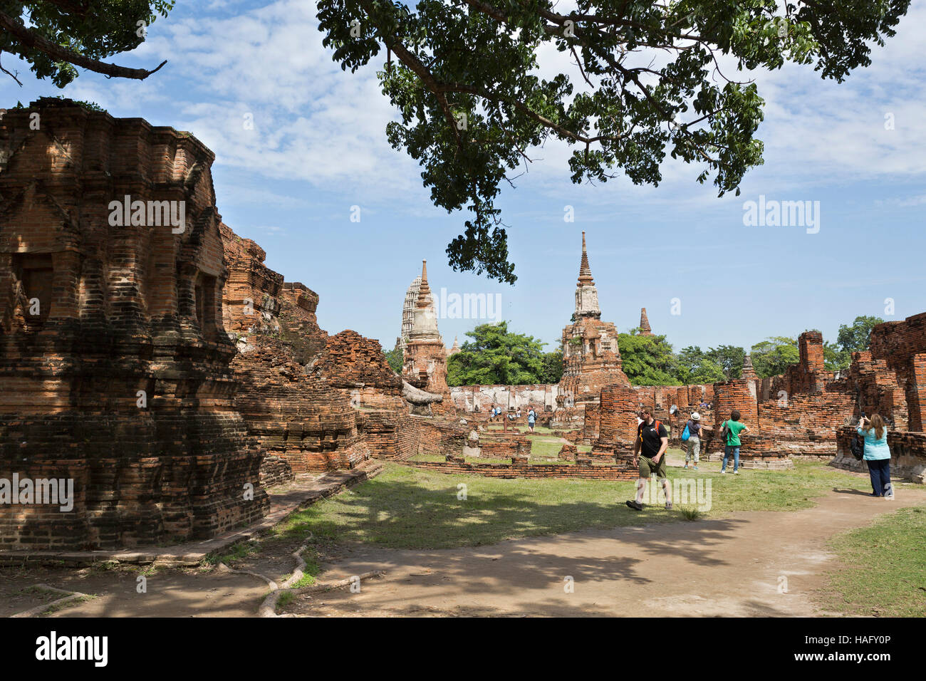 Besucher der Tempelanlage Wat Mahathat in Ayutthaya, Zentralthailand Stockfoto
