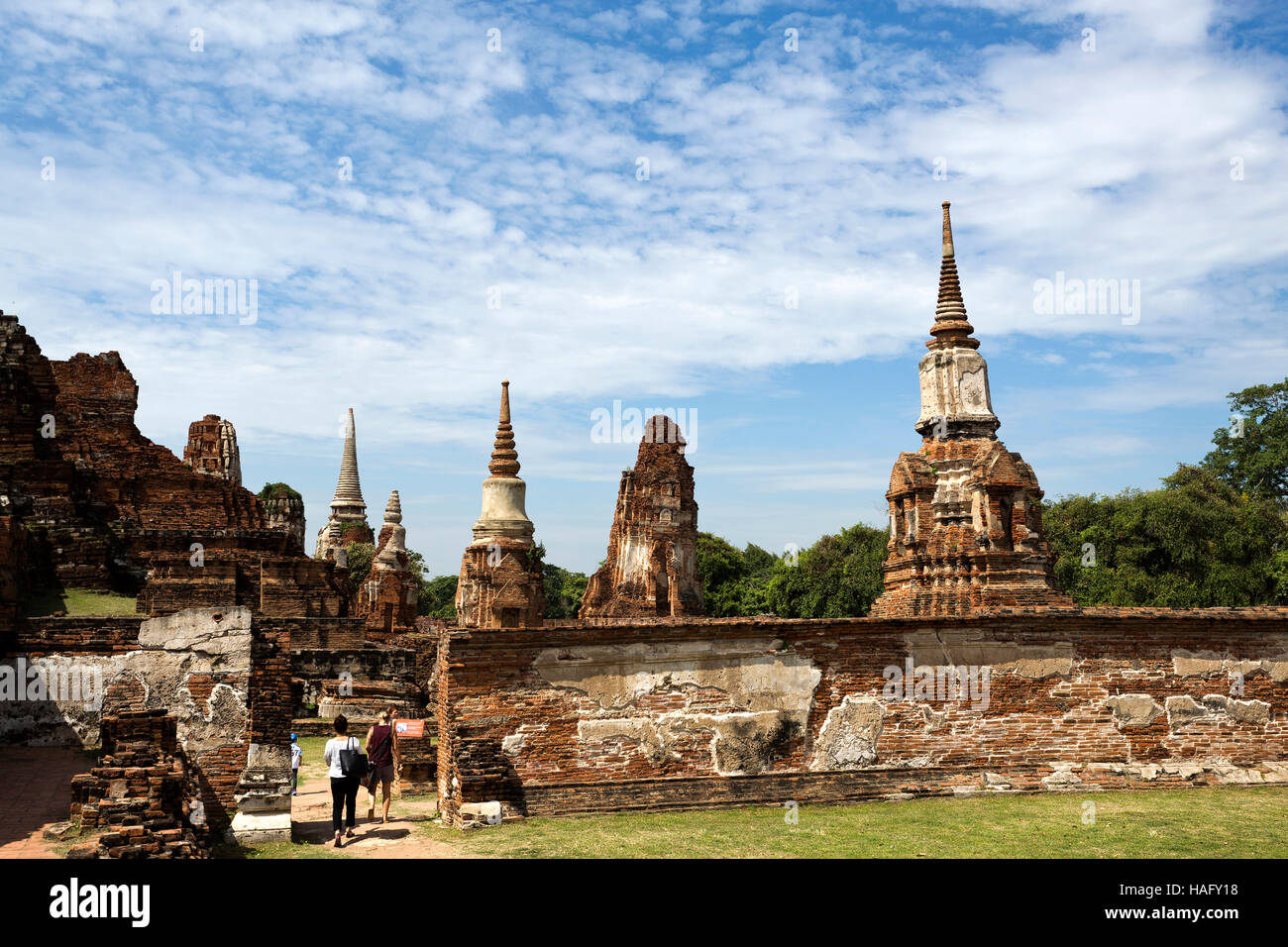 Besucher der Tempelanlage Wat Mahathat in Ayutthaya, Zentralthailand Stockfoto