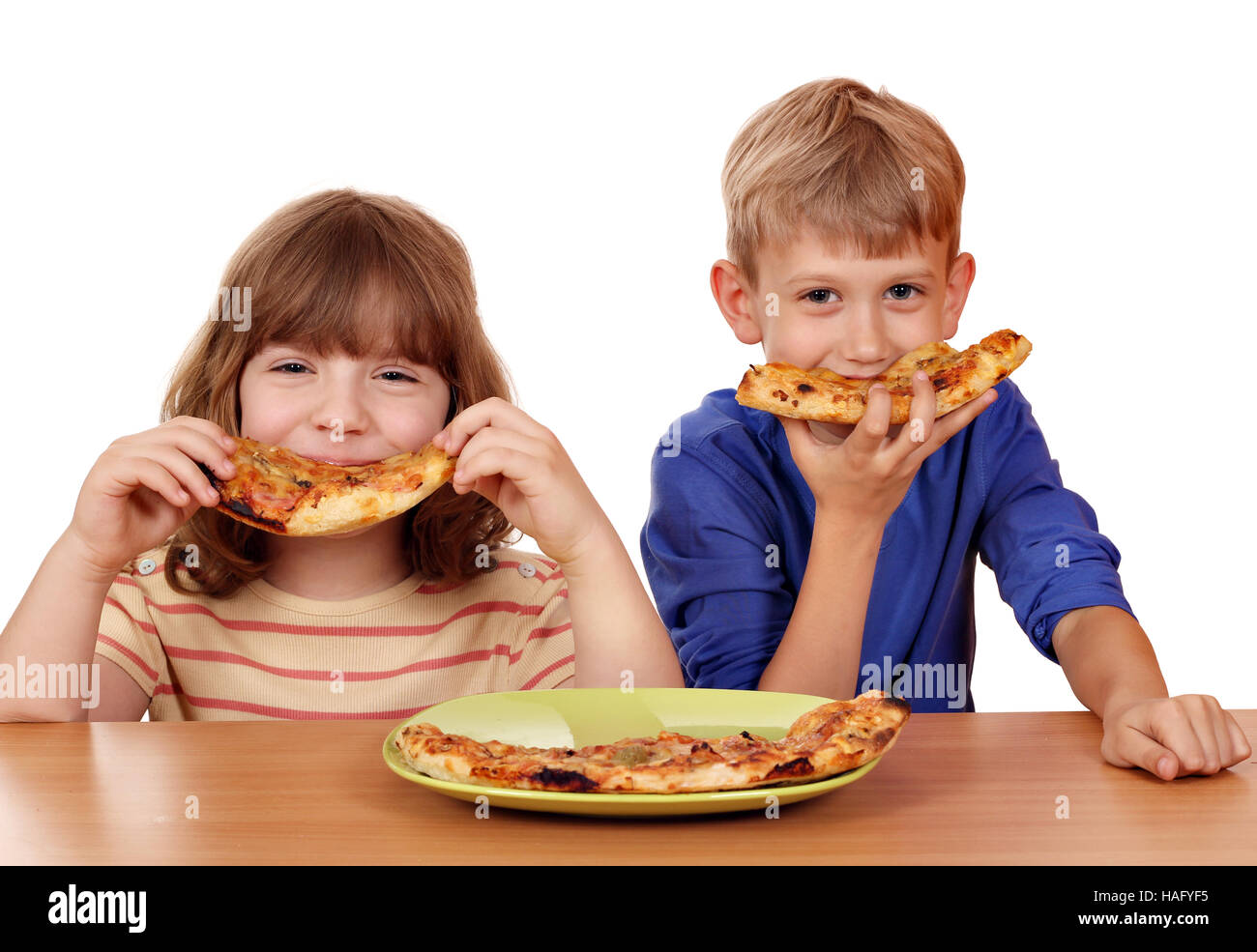 glückliche kleine Mädchen und jungen Essen pizza Stockfoto