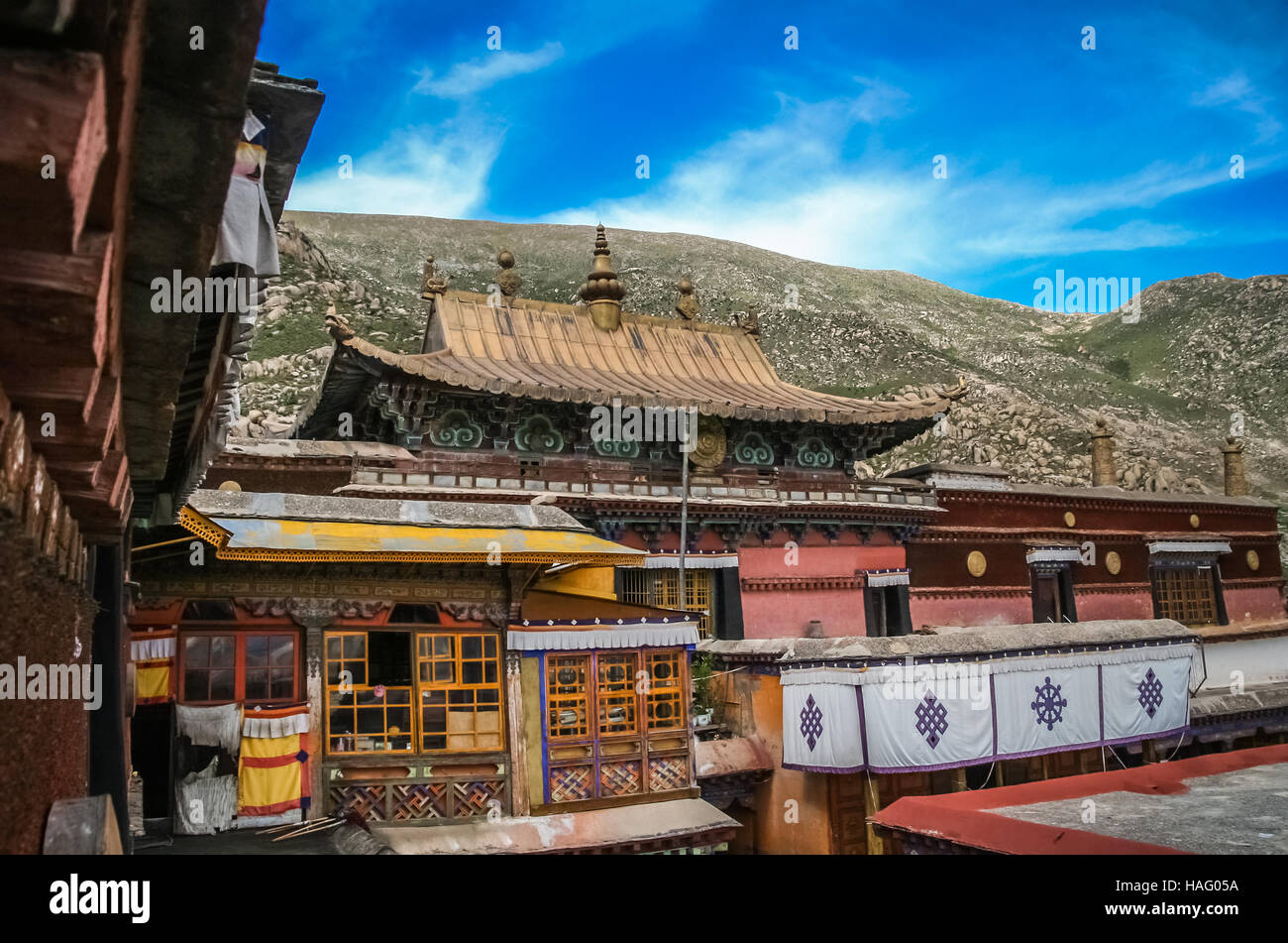 Traditionelle Gebäude auf dem Gelände des tibetischen Klosters in Shigatse in Zentral-Tibet Stockfoto