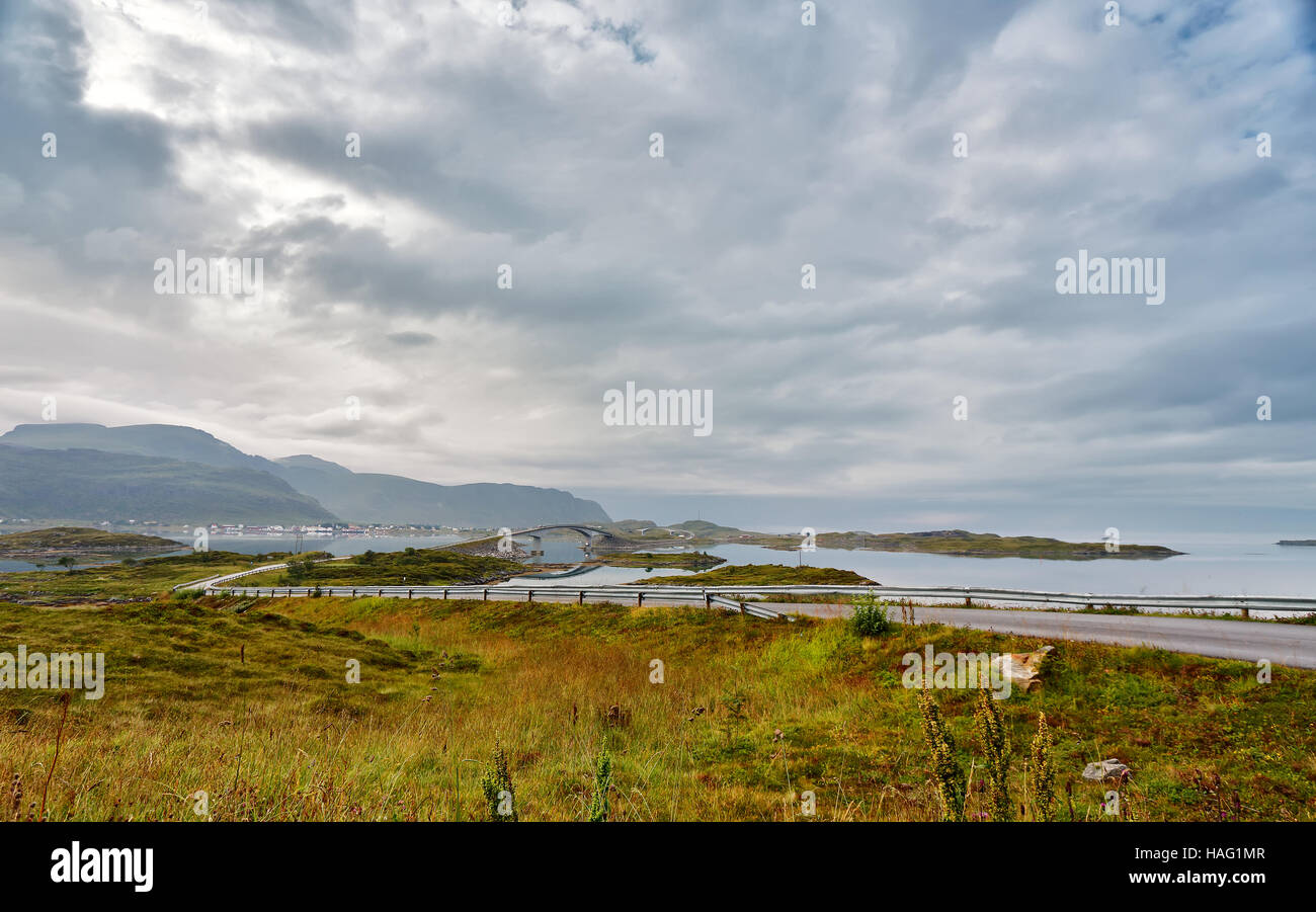 Norwegen bewölkten Sommertag. Brücken zu den Inseln über Fjord auf Lofoten-Inseln Stockfoto