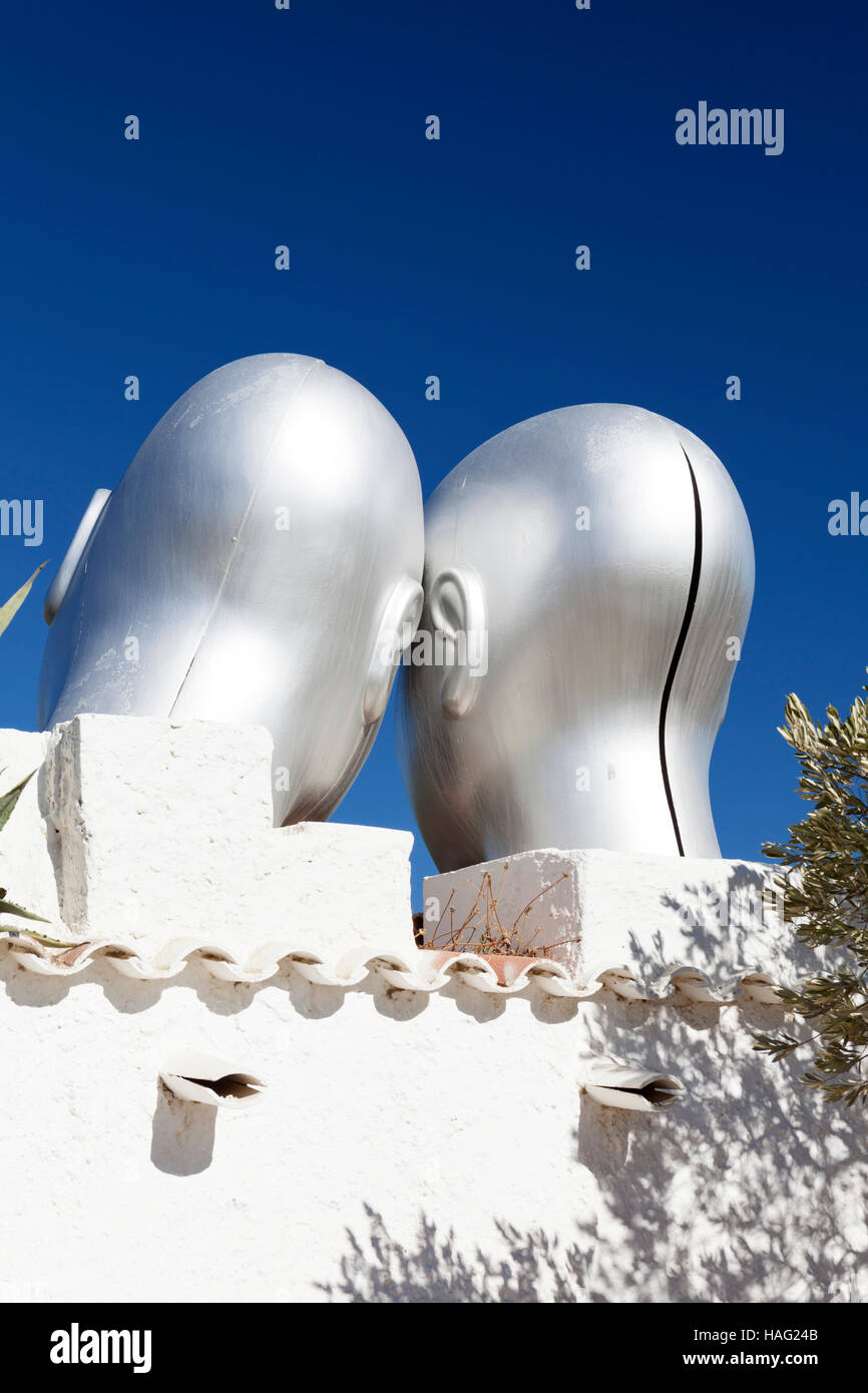 Statuen von Castor und Pollux in der Salvador Dali Haus-Museum, Portlligat, Costa Brava, Katalonien, Spanien. Stockfoto