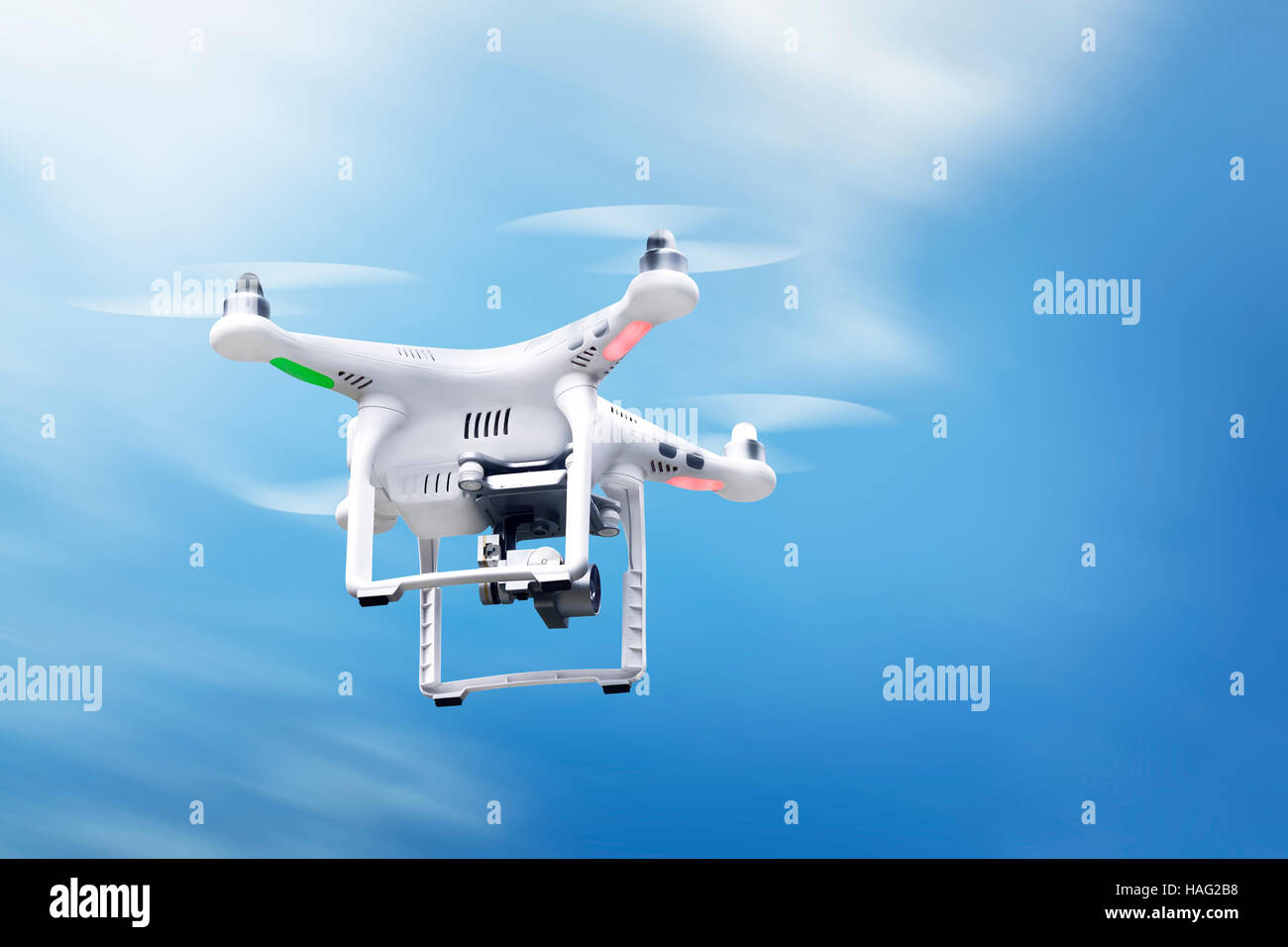 Kleine weiße Drone schweben Sie mit blauen Himmel Hintergrund Stockfoto