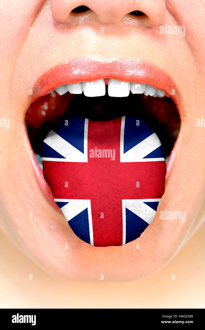Konzeptionelle, der fließend Englisch zu sprechen. Frau zeigt ihre Zunge mit englischer Flagge. Stockfoto