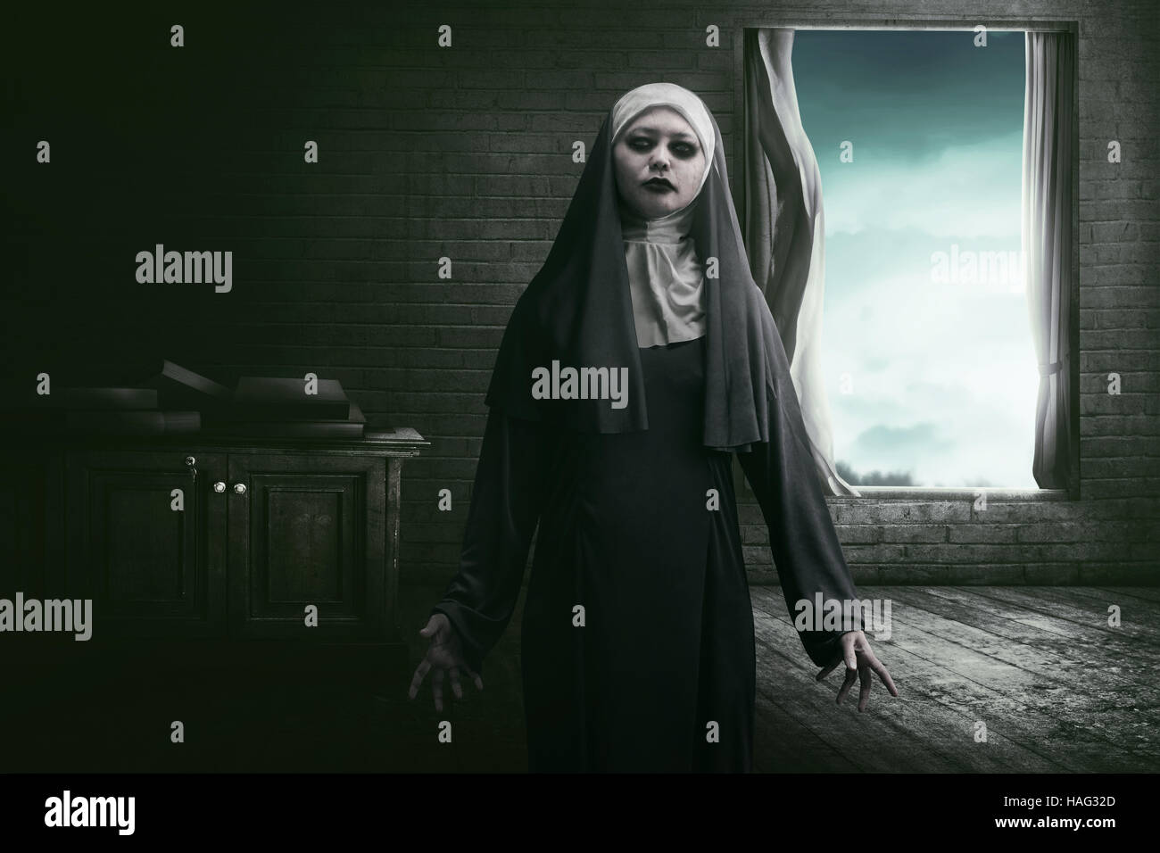 Schreckliche Asiatin Nonne Schrecken auf den dunklen Raum Stockfoto