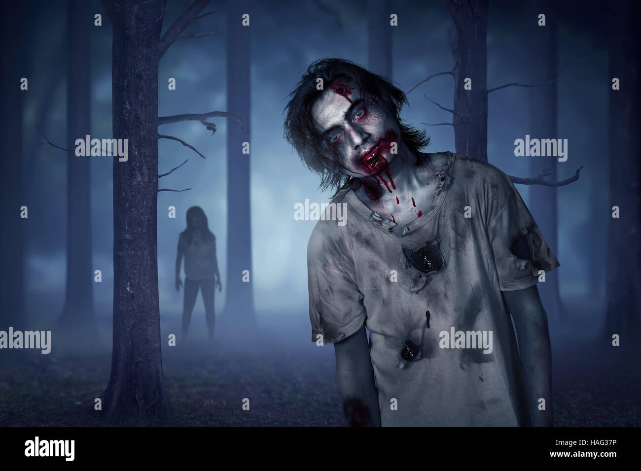 Asiatische Zombie Mann zu Fuß in nebligen Wald mit wütenden Ausdruck. Halloween-Konzept-Bild Stockfoto