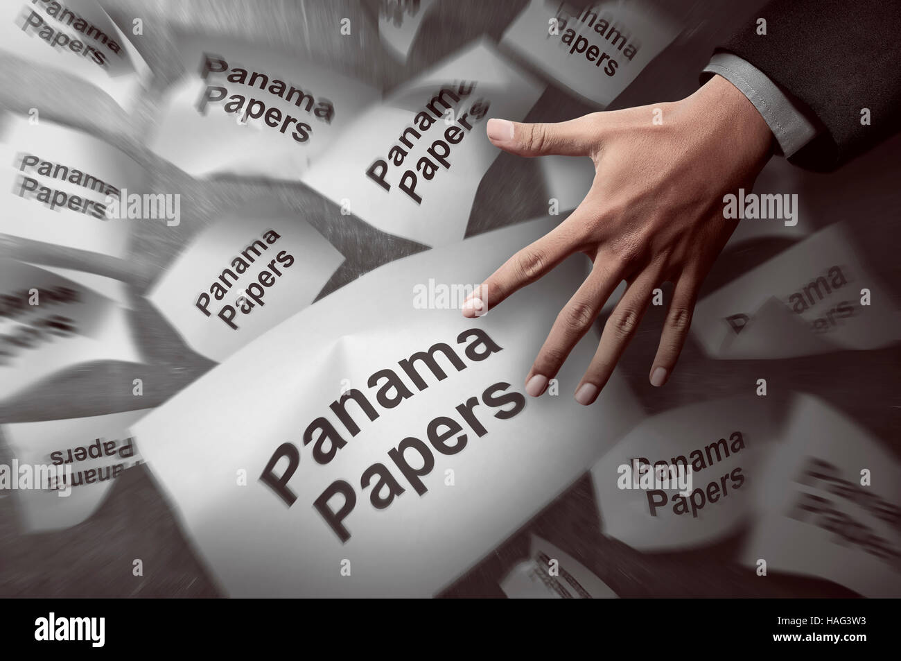 Bild der Hand des Menschen untersuchen Panama Papiere Skandal Stockfoto