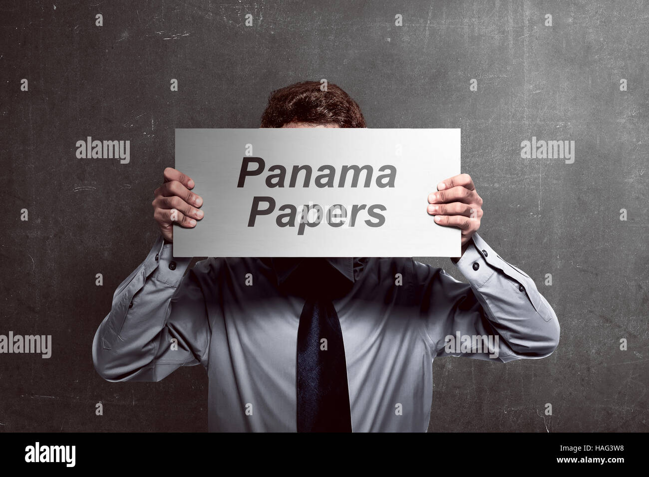 Bild der Geschäftsmann hält Bügelbrettbezug sein Gesicht mit Panama Papiere text Stockfoto