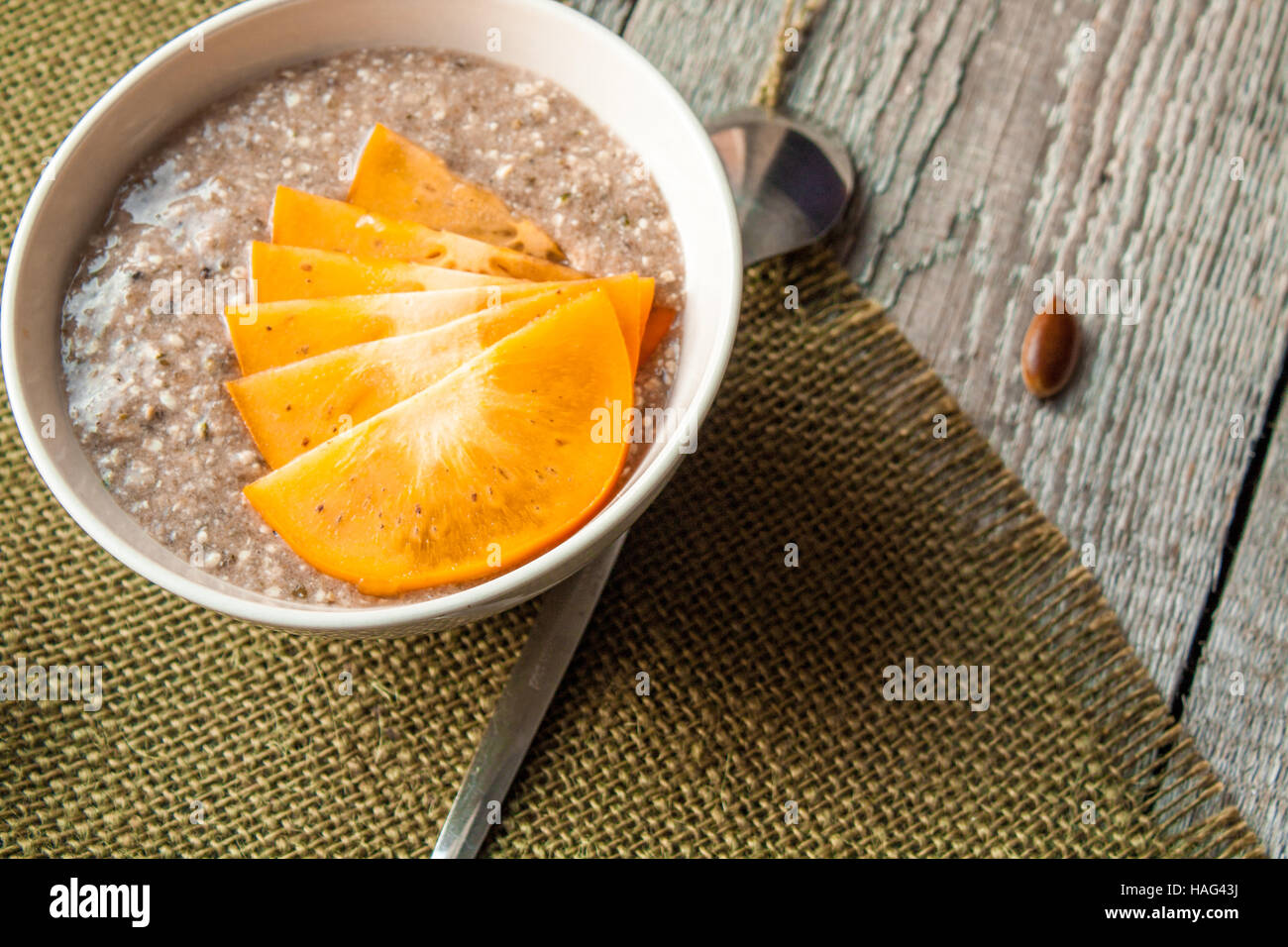 Sehr gesunde Brei-Hanf-Leinen mit Algen. Perfekt für die Detox-Diät oder einfach nur eine gesunde Mahlzeit.  Liebe für eine gesunde Rohkost-Konzept. Stockfoto