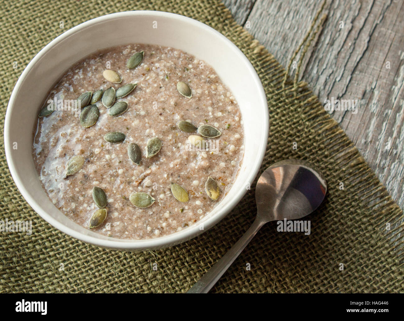 Sehr gesunde Brei-Hanf-Leinen mit Algen. Perfekt für die Detox-Diät oder einfach nur eine gesunde Mahlzeit.  Liebe für eine gesunde Rohkost-Konzept. Stockfoto