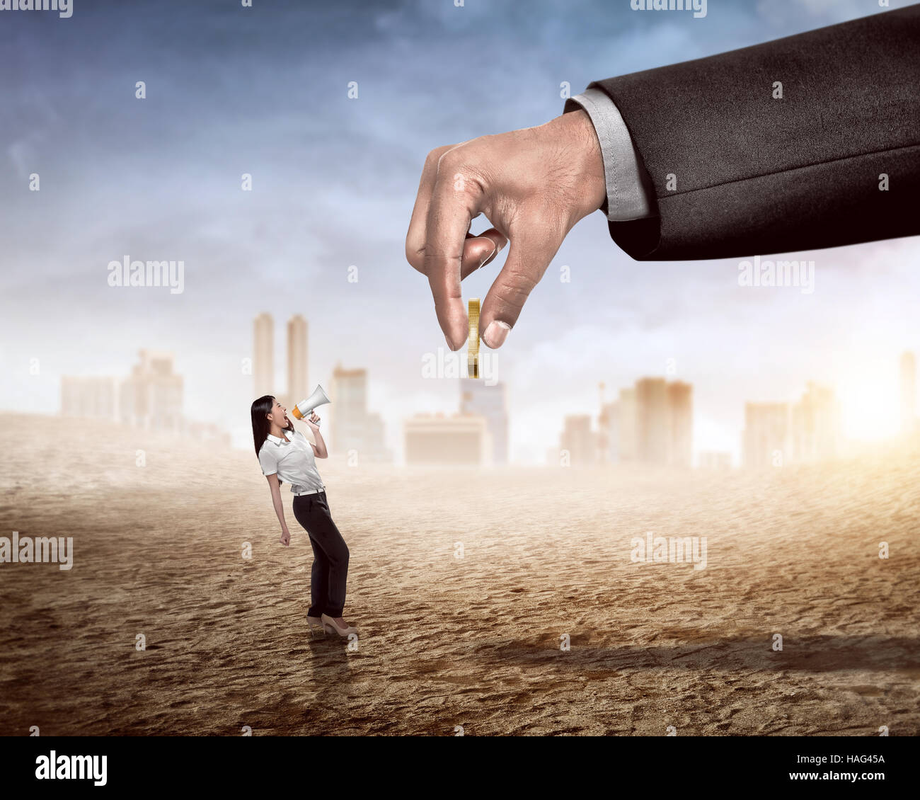 Asiatische Frau im Gespräch mit Megaphon mit großen Riesenhand Geld geben. Sagen Sie Nein zu Korruption Stockfoto