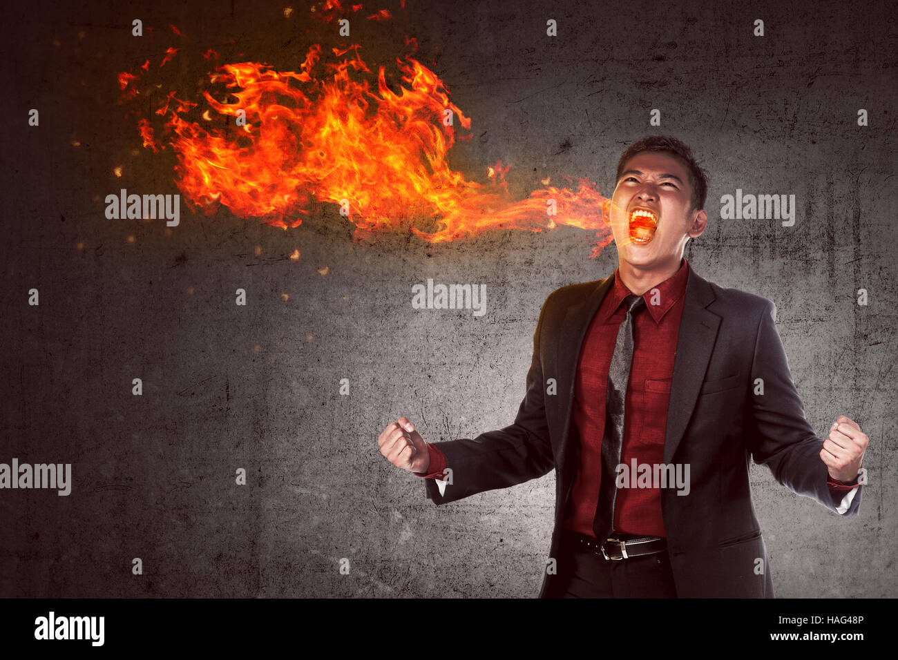 Bild von jungen asiatischen Geschäftsmann im Zorn in Flamme brennen Stockfoto