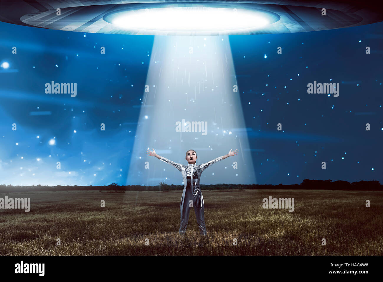 Frau in Latex Kostüm gonna Raum mit fliegenden Untertasse. UFO-Konzept Stockfoto