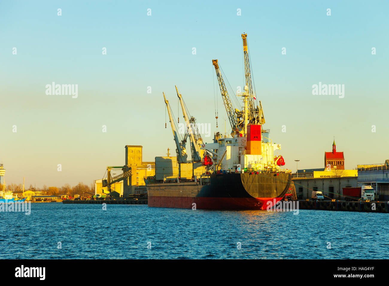 Frachtschiff vertäut am Kai im Hafen von Danzig, Polen. Stockfoto