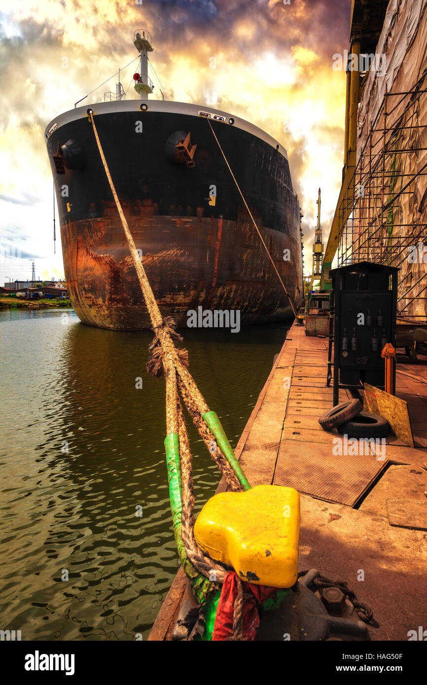 Großes Schiff während der Reparatur in der Werft. Stockfoto