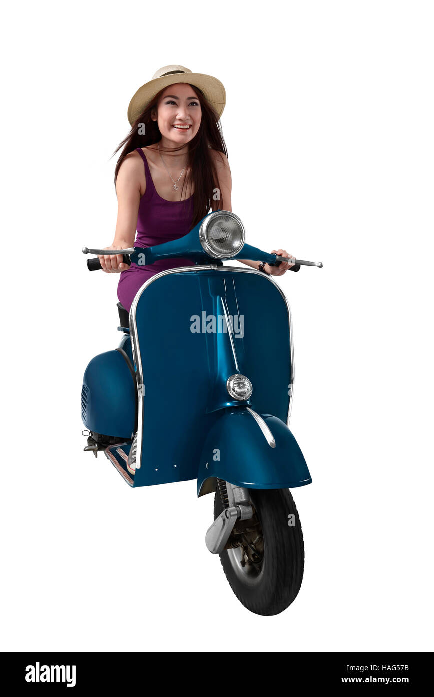 Asiatische Frau mit Hut blau retro Motorrad auf weißem Hintergrund Stockfoto
