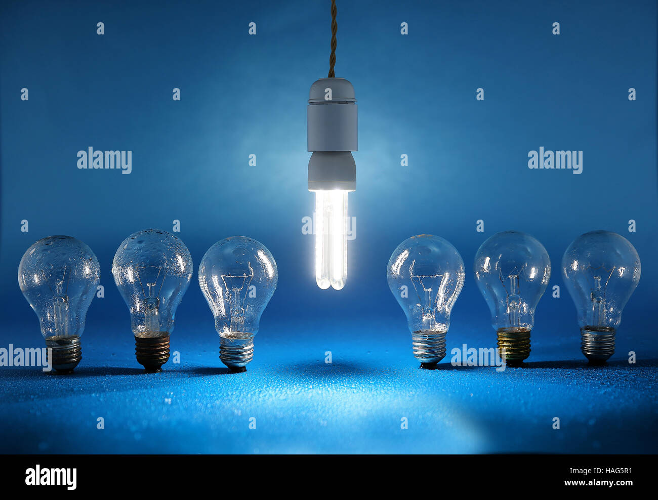ALTE LAMPEN BLAUEN HINTERGRUND UND LED-LICHT Stockfoto