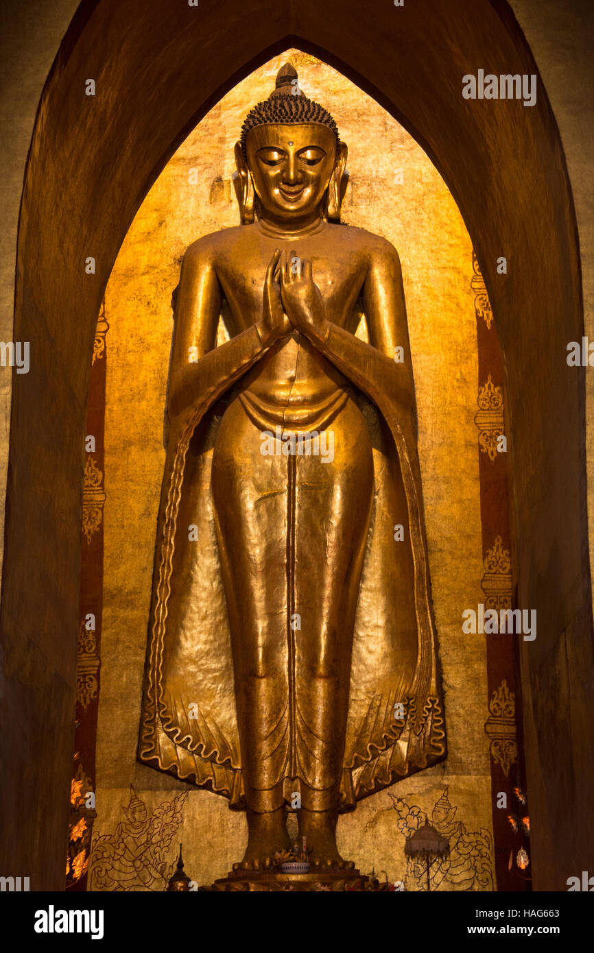 Buddha-Statue im Ananda buddhistischen Tempel in der antiken Stadt Bagan in Myanmar (Burma). Stammt aus 1105AD. Stockfoto