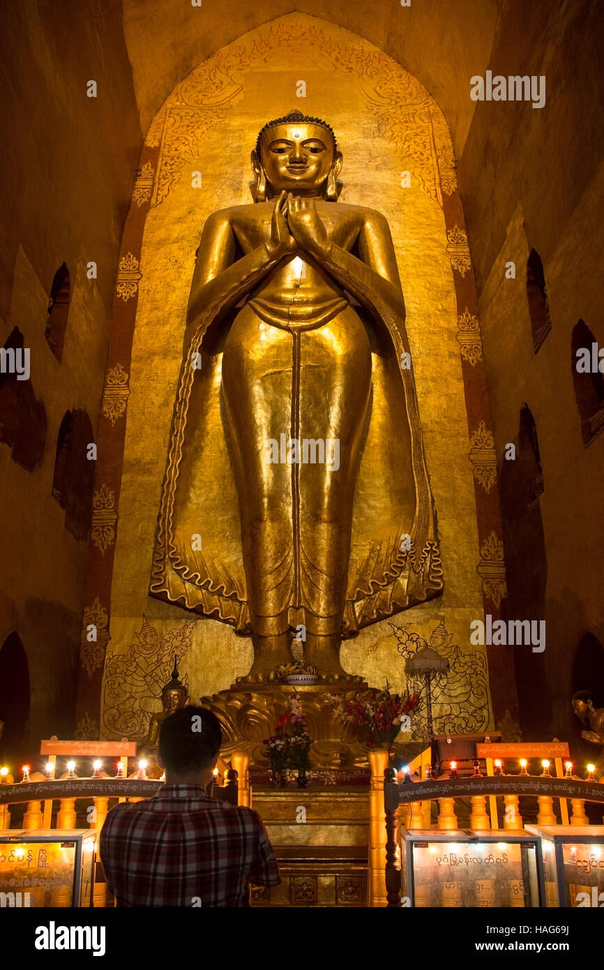 Einer der die Buddha-Statuen im Ananda buddhistischen Tempel in der antiken Stadt Bagan in Myanmar (Burma). Stammt aus 1105AD. Stockfoto