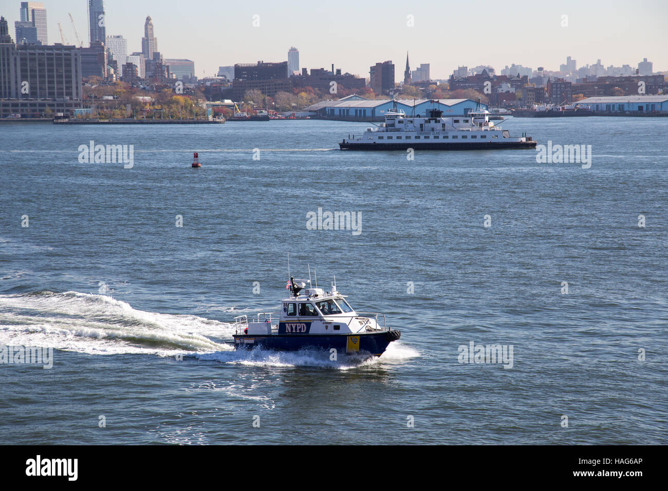 New York, Vereinigte Staaten von Amerika - 18. November 2016: A New York City Police Department Boot patrouillieren im East River Stockfoto