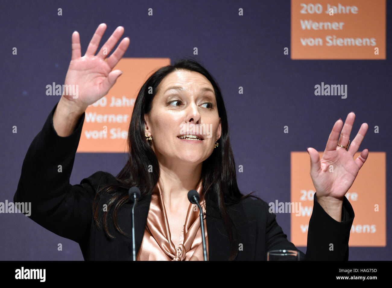 Berlin, Deutschland. 29. November 2016. Nathalie von Siemens, Ur-Ur-Enkelin des Gründers Geschäft, Rede bei der Feier zum 200. Geburtstag des Erfinders und industriellen Werner von Siemens (1816-1892), in Berlin, Deutschland, 29. November 2016. Foto: Maurizio Gambarini/Dpa Pool/Dpa/Alamy Live-Nachrichten Stockfoto