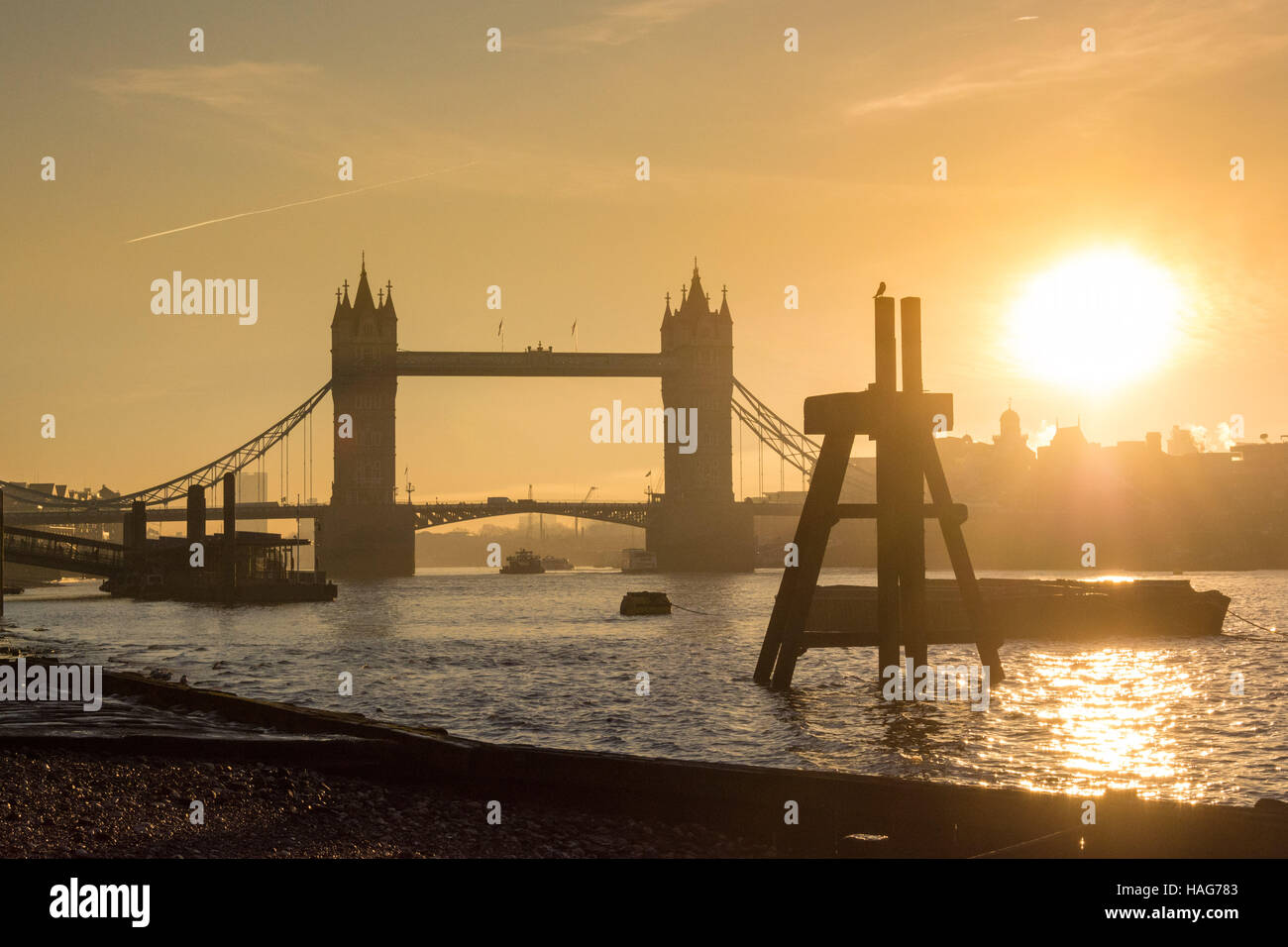 London, UK 30. November 2016. Die Sonne geht hinter der Tower Bridge an einem klaren Morgen wie der Hauch des Todes weiter. Tower Bridge ist derzeit für den Verkehr gesperrt, da es Sanierung unterzogen wird. Bildnachweis: Patricia Phillips / Alamy Live News Stockfoto