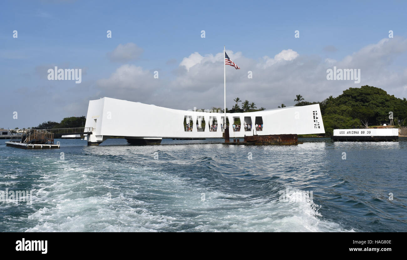 Datei - ein Datei-Bild vom 23. April 2015 zeigt das Denkmal auf der USS Arizona an Pearl Harbour, Hawaii, USA. Das Schiff wurde versenkt, als Japan den Hafen am 7. Dezember 1941, Angriffen Teil der pazifischen Flotte zu zerstören. Foto: Chris Melzer/dpa Stockfoto