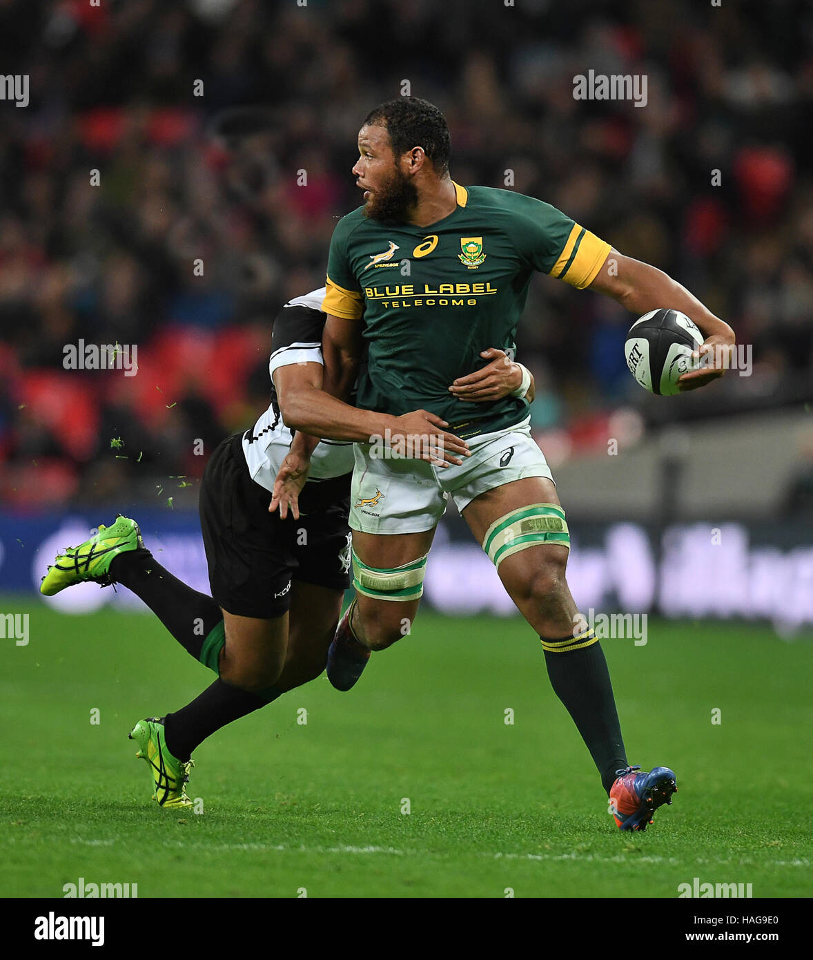 London, UK, 5. November 2016. Nizaam Carr bricht Tackle während Barbaren V Südafrika Killik-Cup-Spiel im Wembley-Stadion Stockfoto