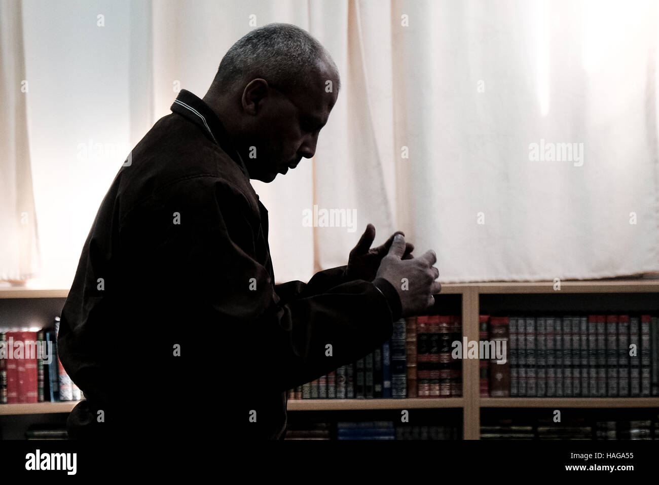 Jerusalem, Israel. 30. November 2016. Ein muslimischer Mann betet in der Al-Rahman-Moschee im Dorf Bet Safafa. Die israelische Regierung vorgeschlagene Gesetzgebung Verbot von religiösen Institutionen hindern, Outdoor-Lautsprecher, genannt die "Muazzin Bill", wie in der muslimischen Aufruf zum Gebet die 5 Mal am Tag auftritt. Die Rechnung, beschriftet eine Bedrohung für die muslimischen Gemeinden und einen Umzug von der israelischen Regierung zum Herunterfahren Moscheen, soll eine vorläufige Abstimmung kommen. Bildnachweis: Nir Alon/Alamy Live-Nachrichten Stockfoto