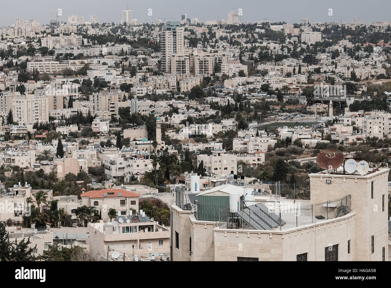 Jerusalem, Israel. 30. November 2016. Das Dorf Bet Safafa geschachtelt ist unter eng benachbarten jüdischen Gemeinden. Die israelische Regierung vorgeschlagene Gesetzgebung Verbot von religiösen Institutionen hindern, Outdoor-Lautsprecher, genannt die "Muazzin Bill", wie in der muslimischen Aufruf zum Gebet die 5 Mal am Tag auftritt. Die Rechnung, beschriftet eine Bedrohung für die muslimischen Gemeinden und einen Umzug von der israelischen Regierung zum Herunterfahren Moscheen, soll eine vorläufige Abstimmung kommen. Bildnachweis: Nir Alon/Alamy Live-Nachrichten Stockfoto
