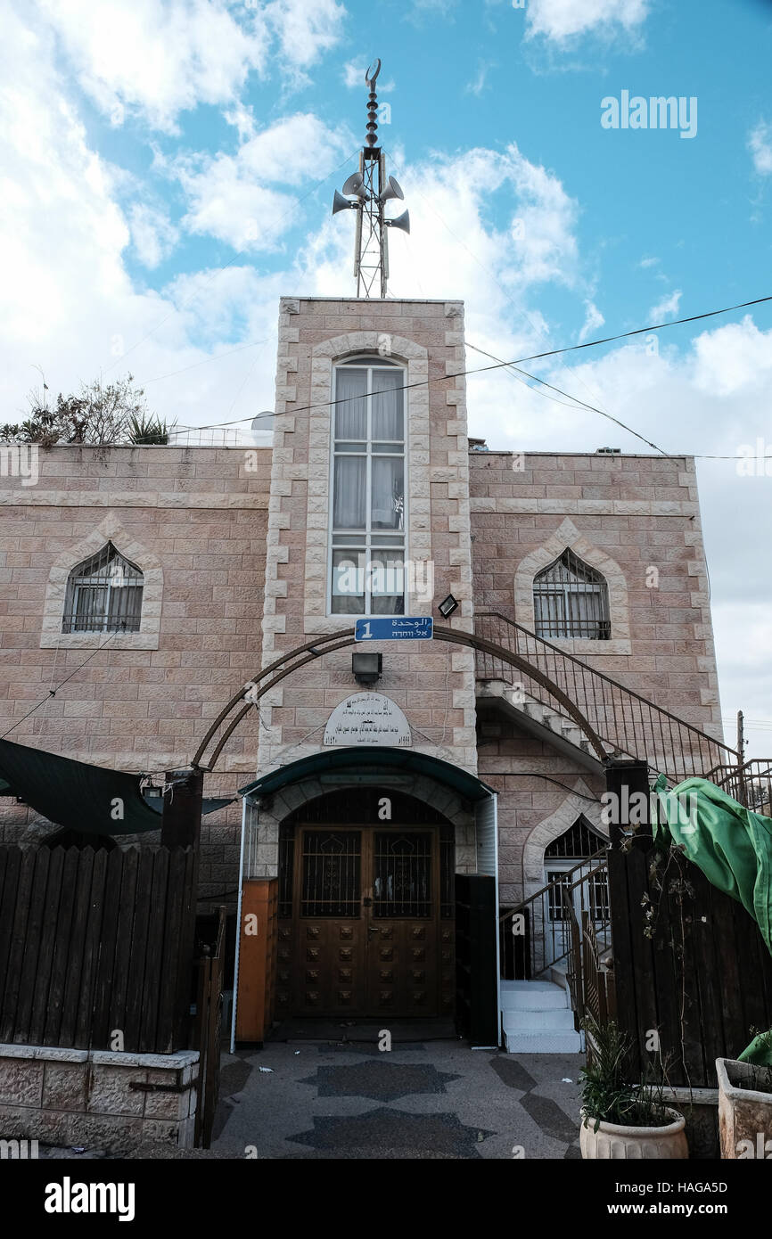Jerusalem, Israel. 30. November 2016. Lautsprecher sind am Mast auf einem der fünf Moscheen im Dorf Bet Safafa, eingebettet zwischen eng benachbarten jüdischen Gemeinden auf dem Dach installiert. Die israelische Regierung vorgeschlagene Gesetzgebung Verbot von religiösen Institutionen hindern, Outdoor-Lautsprecher, genannt die "Muazzin Bill", wie in der muslimischen Aufruf zum Gebet die 5 Mal am Tag auftritt. Die Rechnung, beschriftet eine Bedrohung für die muslimischen Gemeinden und einen Umzug von der israelischen Regierung zum Herunterfahren Moscheen, soll eine vorläufige Abstimmung kommen. Bildnachweis: Nir Alon/Alamy Live-Nachrichten Stockfoto