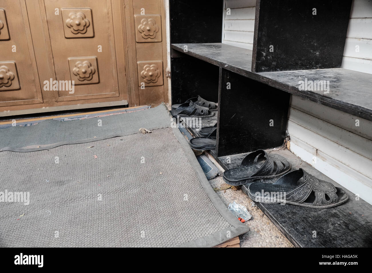 Jerusalem, Israel. 30. November 2016. Vergessene Hausschuhe vor einem der fünf Moscheen in dem Dorf Bet Safafa verschachtelt unter eng benachbarten jüdischen Gemeinden. Die israelische Regierung vorgeschlagene Gesetzgebung Verbot von religiösen Institutionen hindern, Outdoor-Lautsprecher, genannt die "Muazzin Bill", wie in der muslimischen Aufruf zum Gebet die 5 Mal am Tag auftritt. Die Rechnung, beschriftet eine Bedrohung für die muslimischen Gemeinden und einen Umzug von der israelischen Regierung zum Herunterfahren Moscheen, soll eine vorläufige Abstimmung kommen. Bildnachweis: Nir Alon/Alamy Live-Nachrichten Stockfoto