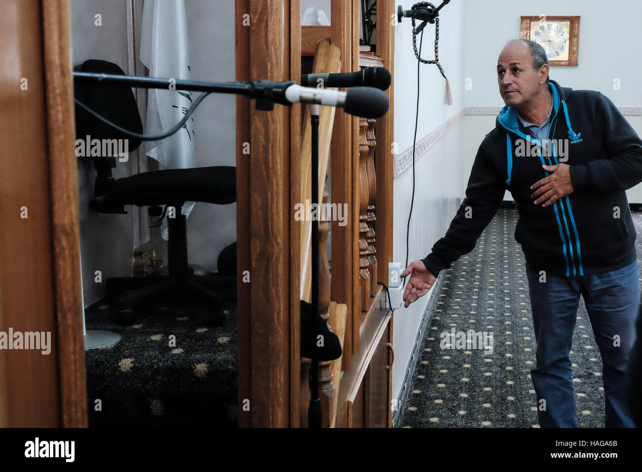 Jerusalem, Israel. 30. November 2016. TAWFIK ELAYAN, Muazzin der Al-Rahman Moschee im Dorf Bet Safafa, führt die "ElAzzan", rufen zum Gebet, durch eine solide Verstärkeranlage. Die israelische Regierung vorgeschlagene Gesetzgebung Verbot von religiösen Institutionen hindern, Outdoor-Lautsprecher, genannt die "Muazzin Bill", wie in der muslimischen Aufruf zum Gebet die 5 Mal am Tag auftritt. Die Rechnung, beschriftet eine Bedrohung für die muslimischen Gemeinden und einen Umzug von der israelischen Regierung zum Herunterfahren Moscheen, soll eine vorläufige Abstimmung kommen. Bildnachweis: Nir Alon/Alamy Live-Nachrichten Stockfoto