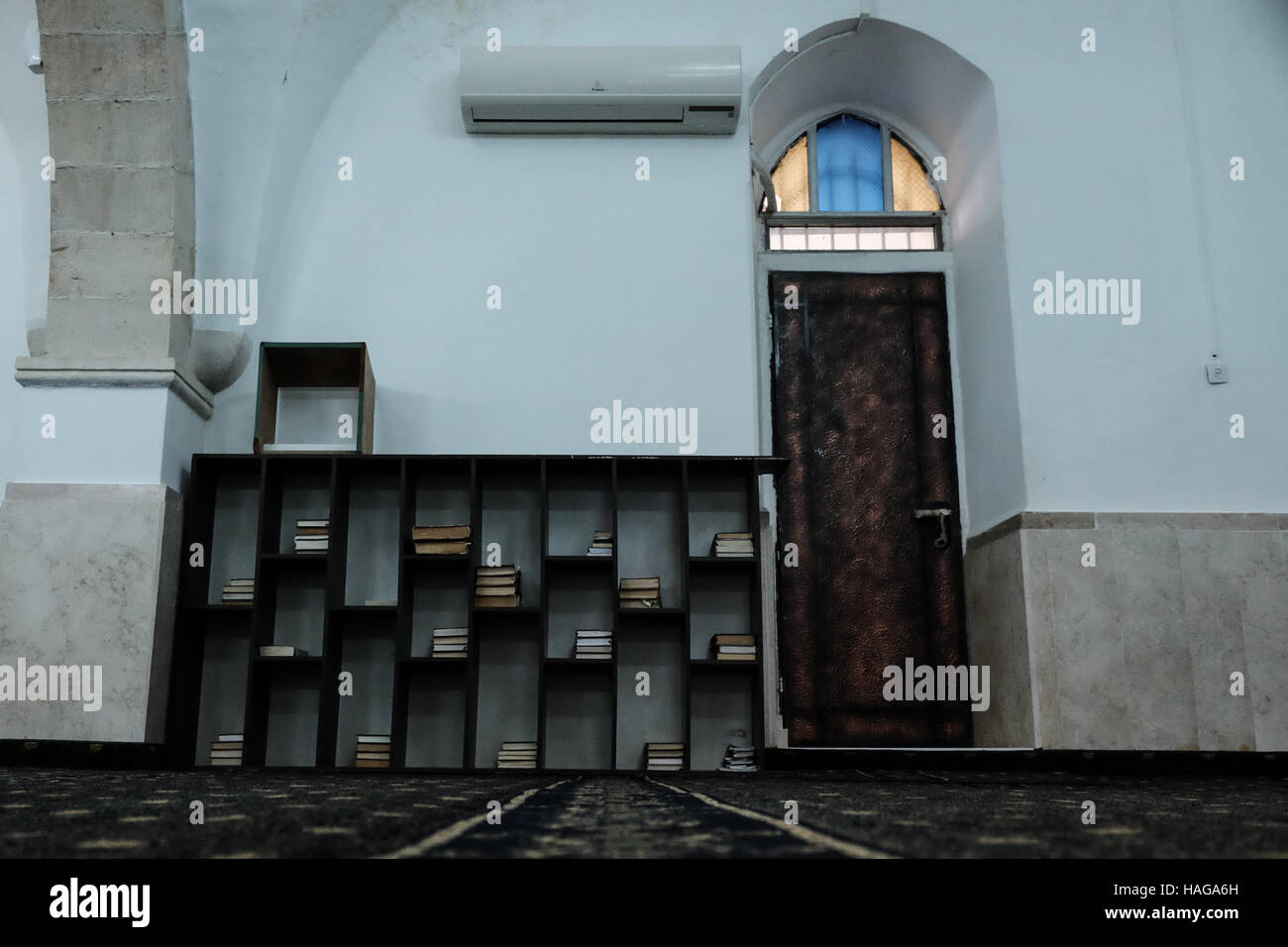 Jerusalem, Israel. 30. November 2016. Eine Außenansicht des Al-Rahman-Moschee im Dorf Bet Safafa. Die israelische Regierung vorgeschlagene Gesetzgebung Verbot von religiösen Institutionen hindern, Outdoor-Lautsprecher, genannt die "Muazzin Bill", wie in der muslimischen Aufruf zum Gebet die 5 Mal am Tag auftritt. Die Rechnung, beschriftet eine Bedrohung für die muslimischen Gemeinden und einen Umzug von der israelischen Regierung zum Herunterfahren Moscheen, soll eine vorläufige Abstimmung kommen. Bildnachweis: Nir Alon/Alamy Live-Nachrichten Stockfoto