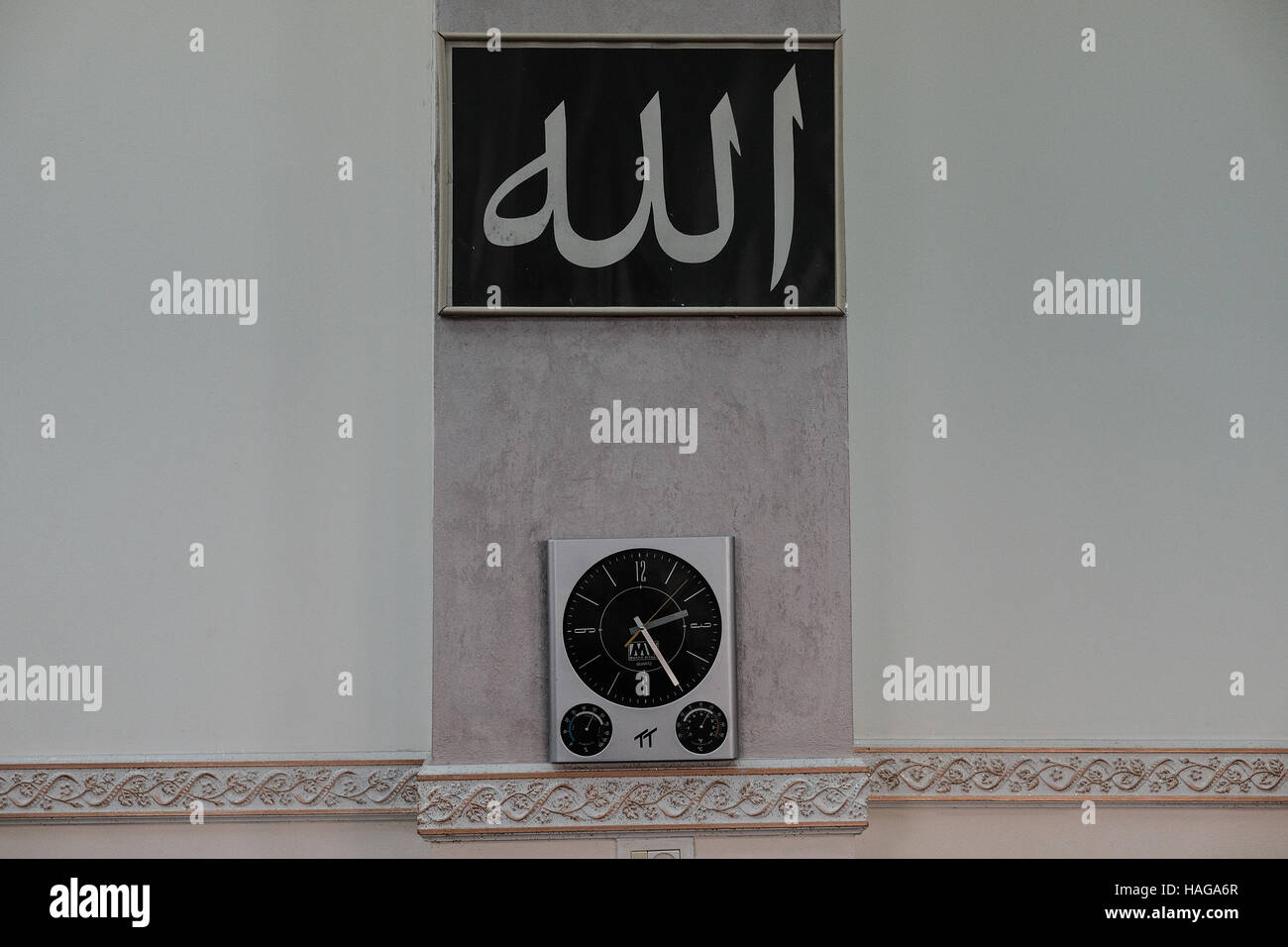 Jerusalem, Israel. 30. November 2016. Eine Außenansicht des Al-Rahman-Moschee im Dorf Bet Safafa. Die israelische Regierung vorgeschlagene Gesetzgebung Verbot von religiösen Institutionen hindern, Outdoor-Lautsprecher, genannt die "Muazzin Bill", wie in der muslimischen Aufruf zum Gebet die 5 Mal am Tag auftritt. Die Rechnung, beschriftet eine Bedrohung für die muslimischen Gemeinden und einen Umzug von der israelischen Regierung zum Herunterfahren Moscheen, soll eine vorläufige Abstimmung kommen. Bildnachweis: Nir Alon/Alamy Live-Nachrichten Stockfoto