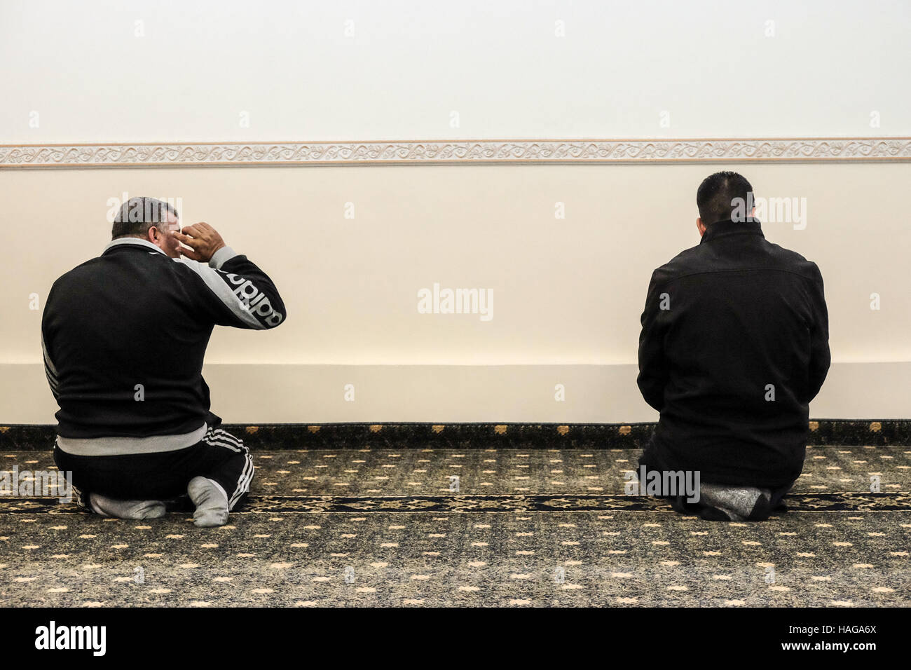 Jerusalem, Israel. 30. November 2016. Muslimische Männer beten in der Al-Rahman-Moschee im Dorf Bet Safafa. Die israelische Regierung vorgeschlagene Gesetzgebung Verbot von religiösen Institutionen hindern, Outdoor-Lautsprecher, genannt die "Muazzin Bill", wie in der muslimischen Aufruf zum Gebet die 5 Mal am Tag auftritt. Die Rechnung, beschriftet eine Bedrohung für die muslimischen Gemeinden und einen Umzug von der israelischen Regierung zum Herunterfahren Moscheen, soll eine vorläufige Abstimmung kommen. Bildnachweis: Nir Alon/Alamy Live-Nachrichten Stockfoto