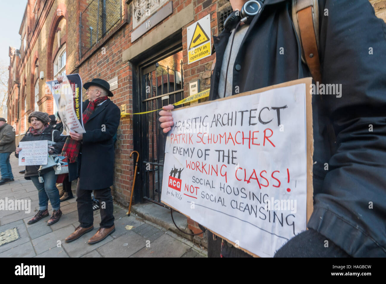 London, UK. 30. November 2016.  Klassenkampf und andere protestieren vor dem Londoner Büro von Zaha Hadid Architects in London gegen ihren Regisseur Patrik Schumacher Berlin Vortrag über die London Housing Krise er die Beseitigung aller Formen des sozialen Wohnungsbaus und der Privatisierung der alle öffentlichen Raum in der Stadt schlug. Seinem Berliner Vortrag stieß Buhrufe und seine Ansichten haben häufig von Architekten und Politikern wie in einem offenen Brief von Zaha Hadid Architects verstoßen worden. Bildnachweis: Peter Marshall/Alamy Live-Nachrichten Stockfoto