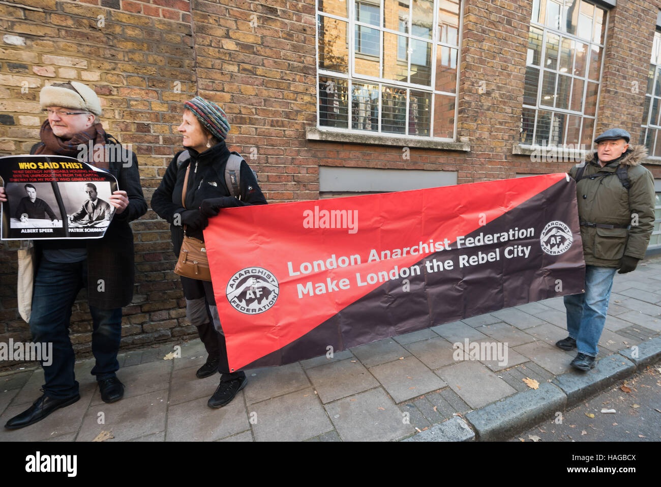 London, UK. 30. November 2016.  Der Protest vor dem Londoner Büro von Zaha Hadid Architects in London gegen ihren Regisseur Patrik Schumacher Berlin Vortrag über die London Housing Krise er die Beseitigung aller Formen des sozialen Wohnungsbaus und der Privatisierung der alle öffentlichen Raum in der Stadt schlug London anarchistische Föderation Banner. Seinem Berliner Vortrag stieß Buhrufe und seine Ansichten haben häufig von Architekten und Politikern wie in einem offenen Brief von Zaha Hadid Architects verstoßen worden. Bildnachweis: Peter Marshall/Alamy Live-Nachrichten Stockfoto