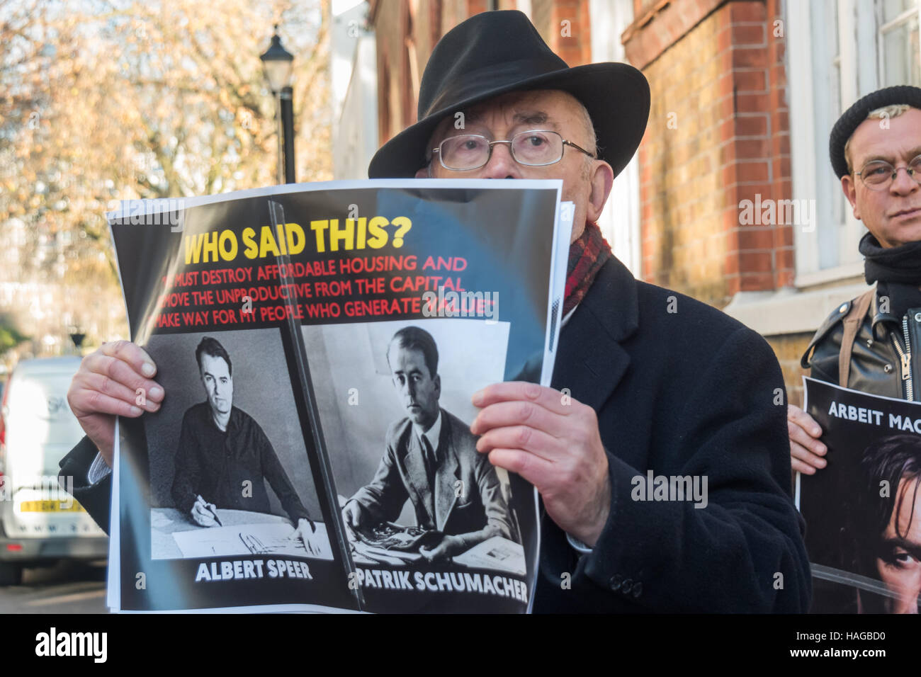 London, UK. 30. November 2016.  Ian Bone des Klassenkampfes hält ein Plakat Vergleich von Zaha Hadid Architects Regisseur Patrik Schumacher mit nationalsozialistischen Architekt Albert Speer in einem Protest gegen seine Ansichten in einem Berlin-Vortrag auf der London Housing Krise, in dem er, die Beseitigung aller Formen von Sozialwohnungen und die Privatisierung von allen öffentlichen Raum in der Stadt vorschlug. Seinem Berliner Vortrag stieß Buhrufe und seine Ansichten haben häufig von Architekten und Politikern wie in einem offenen Brief von Zaha Hadid Architects verstoßen worden. Bildnachweis: Peter Marshall/Alamy Live-Nachrichten Stockfoto