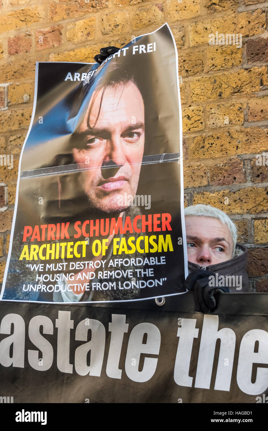 London, UK. 30. November 2016.  SID Skill des Klassenkampfes hält ein Plakat mit Zaha Hadid Architects Regisseur Patrik Schumacher als "Architekt des Faschismus" in einem Protest gegen seine Ansichten in einem Berlin-Vortrag auf der London Housing Krise er die Beseitigung aller Formen des sozialen Wohnungsbaus und der Privatisierung der alle öffentlichen Raum in der Stadt schlug. Seinem Berliner Vortrag stieß Buhrufe und seine Ansichten haben häufig von Architekten und Politikern wie in einem offenen Brief von Zaha Hadid Architects verstoßen worden. Bildnachweis: Peter Marshall/Alamy Live-Nachrichten Stockfoto