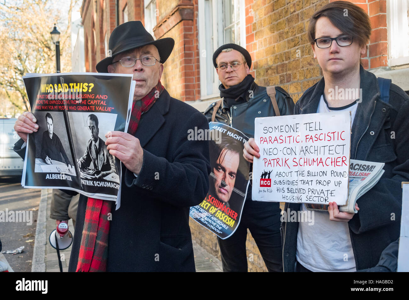 London, UK. 30. November 2016.  Ian Bone des Klassenkampfes hält ein Plakat Vergleich von Zaha Hadid Architects Regisseur Patrik Schumacher mit nationalsozialistischen Architekt Albert Speer in einem Protest gegen seine Ansichten in einem Berlin-Vortrag auf der London Housing Krise, in dem er, die Beseitigung aller Formen von Sozialwohnungen und die Privatisierung von allen öffentlichen Raum in der Stadt vorschlug. Seinem Berliner Vortrag stieß Buhrufe und seine Ansichten haben häufig von Architekten und Politikern wie in einem offenen Brief von Zaha Hadid Architects verstoßen worden. Bildnachweis: Peter Marshall/Alamy Live-Nachrichten Stockfoto