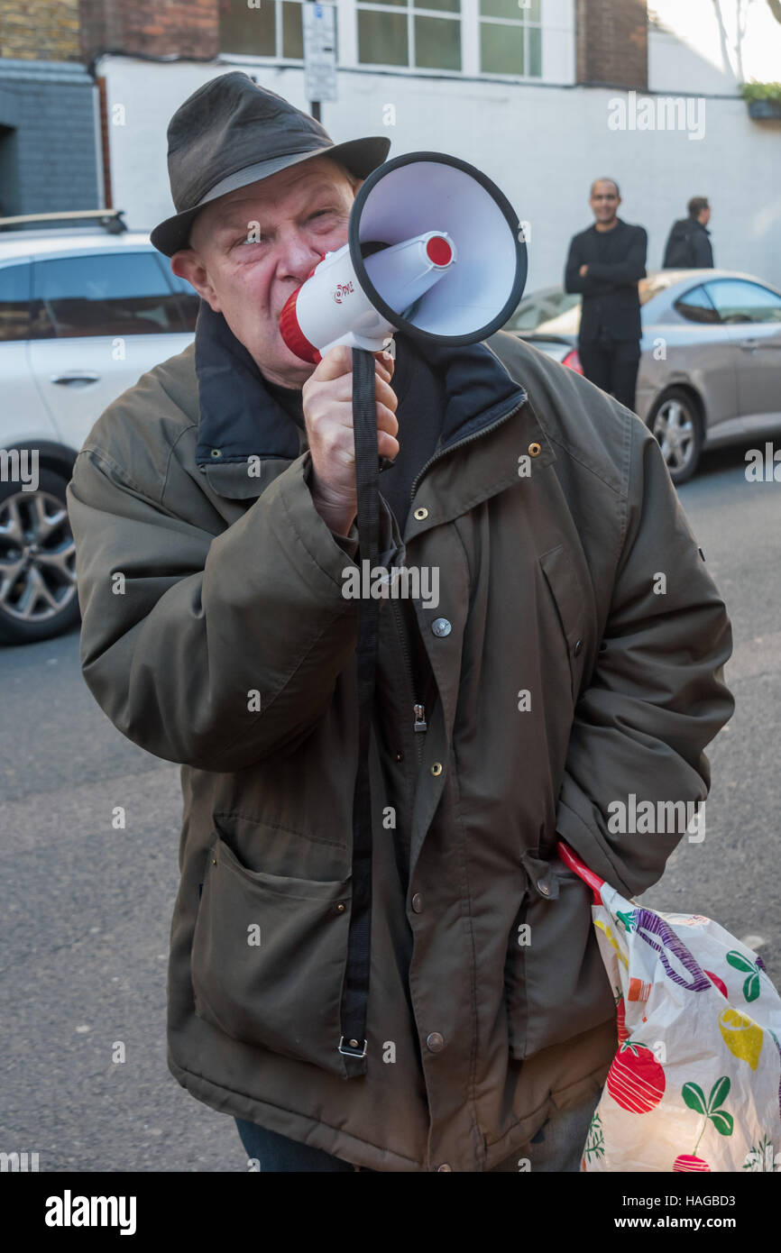 London, UK. 30. November 2016.  Anarchist Martin Wright spricht bei der Protest vor dem Londoner Büro von Zaha Hadid Architects in London gegen ihren Regisseur Patrik Schumacher Berlin Vortrag über die London Housing Krise er die Beseitigung aller Formen des sozialen Wohnungsbaus und der Privatisierung der alle öffentlichen Raum in der Stadt schlug. Seinem Berliner Vortrag stieß Buhrufe und seine Ansichten haben häufig von Architekten und Politikern wie in einem offenen Brief von Zaha Hadid Architects verstoßen worden. Bildnachweis: Peter Marshall/Alamy Live-Nachrichten Stockfoto