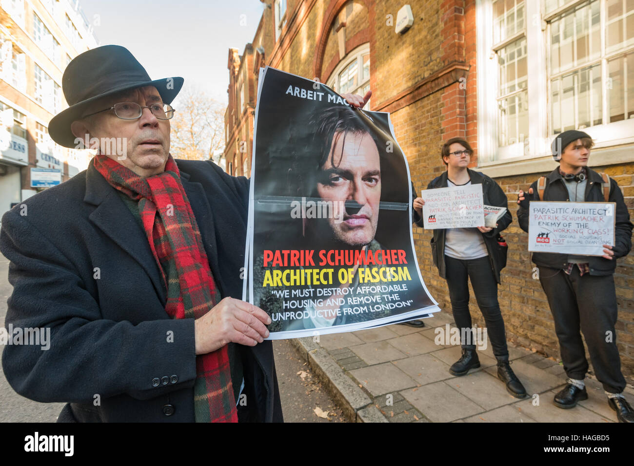 London, UK. 30. November 2016.  Ian Bone des Klassenkampfes hält ein Plakat mit Zaha Hadid Architects Regisseur Patrik Schumacher als "Architekt des Faschismus" in einem Protest gegen seine Ansichten in einem Berlin-Vortrag auf der London Housing Krise er die Beseitigung aller Formen des sozialen Wohnungsbaus und der Privatisierung der alle öffentlichen Raum in der Stadt schlug. Seinem Berliner Vortrag stieß Buhrufe und seine Ansichten haben häufig von Architekten und Politikern wie in einem offenen Brief von Zaha Hadid Architects verstoßen worden. Bildnachweis: Peter Marshall/Alamy Live-Nachrichten Stockfoto
