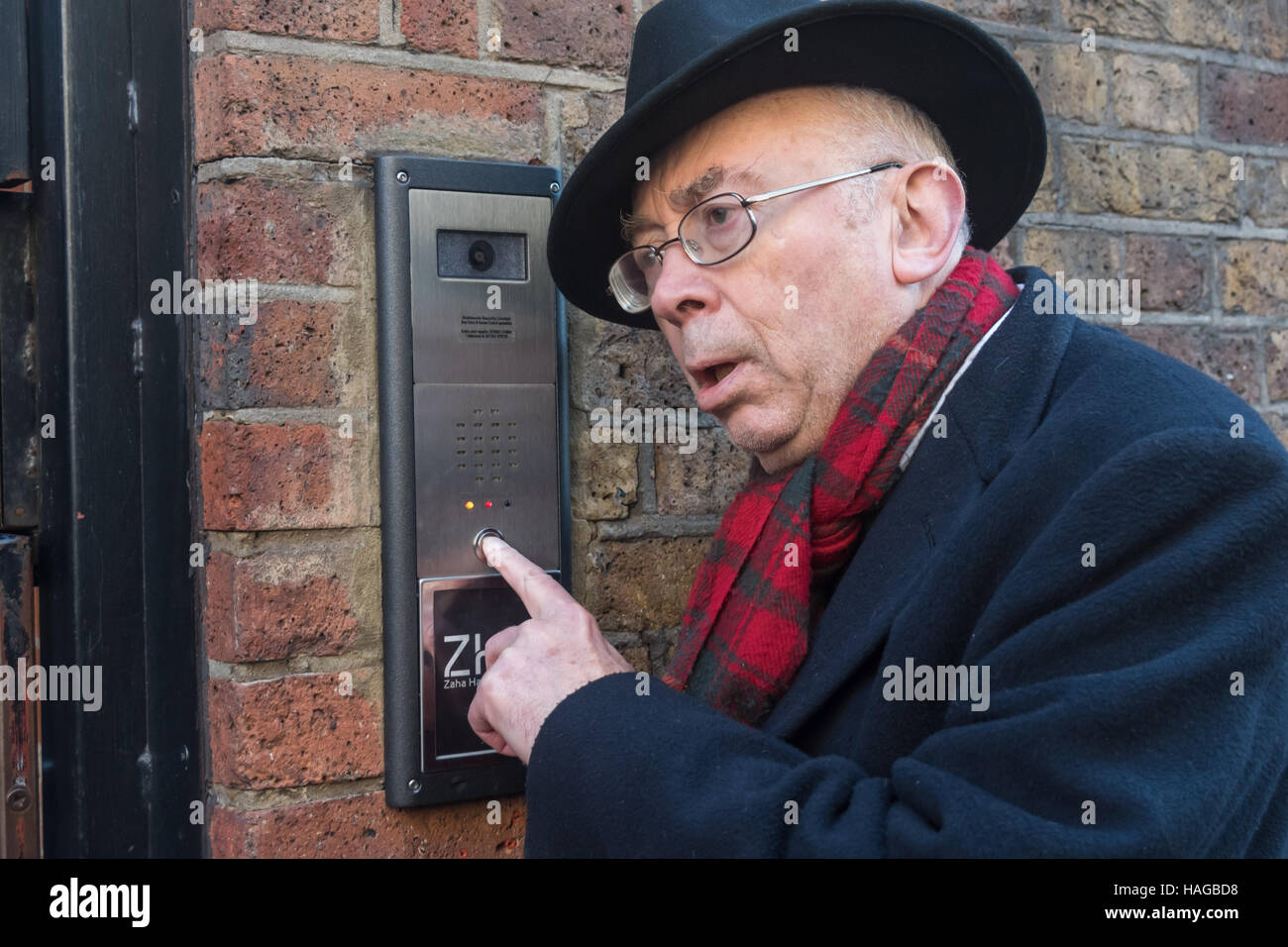 London, UK. 30. November 2016.  Ian Bone des Klassenkampfes versucht, Kontakt mit jemandem im Londoner Büro von Zaha Hadid Architects. Die Demonstranten möchte jemanden zu kommen und ihren Regisseur Patrik Schumacher Berlin Vortrag über die London Housing Krise er die Beseitigung aller Formen des sozialen Wohnungsbaus und der Privatisierung der alle öffentlichen Raum in der Stadt schlug zu diskutieren. Seinem Berliner Vortrag stieß Buhrufe und seine Ansichten haben häufig von Architekten und Politikern wie in einem offenen Brief von Zaha Hadid Architects verstoßen worden. Bildnachweis: Peter Marshall/Alamy Live Stockfoto