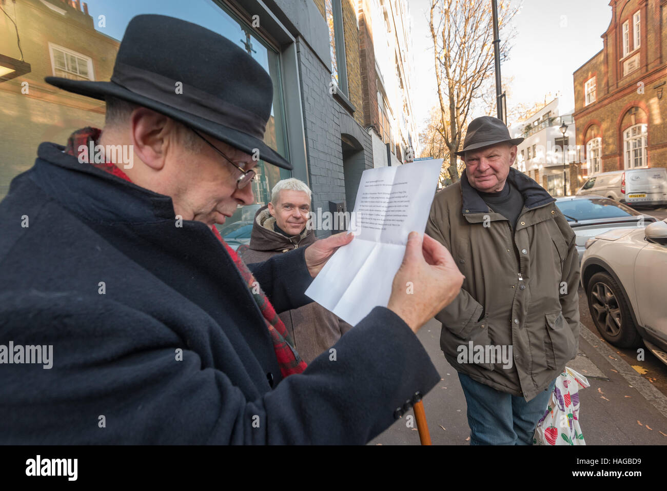 London, UK. 30. November 2016. Ian Bone des Klassenkampfes liest eine Email offenbar aus eine unzufriedene Mitarbeiter von Zaha Hadid Architects in den Protest gegen den Direktor Patrik Schumachers Berlin Vortrag über die London Housing Krise er die Beseitigung aller Formen des sozialen Wohnungsbaus und der Privatisierung der alle öffentlichen Raum in der Stadt schlug. Seinem Berliner Vortrag stieß Buhrufe und seine Ansichten haben häufig von Architekten und Politikern wie in einem offenen Brief von Zaha Hadid Architects verstoßen worden. Bildnachweis: Peter Marshall/Alamy Live-Nachrichten Stockfoto