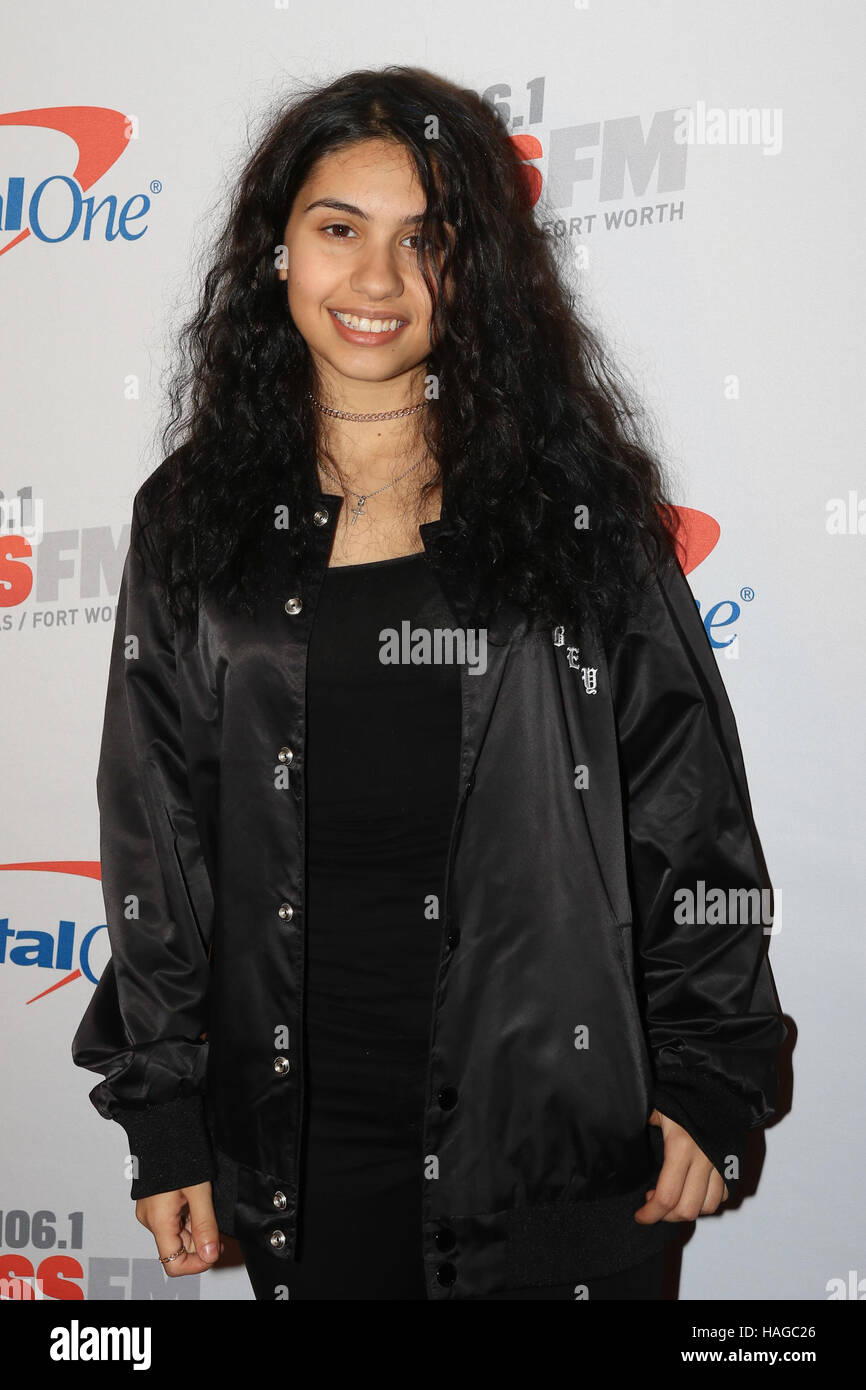 Dallas, USA. 29. November 2016. Alessia Cara kommt auf dem roten Teppich bei den iHeartRadio KISS FM Jingle Ball 2016 präsentiert von Capital One im American Airlines Center im 29. November 2016 Credit: The Foto Zugang/Alamy Live News Stockfoto