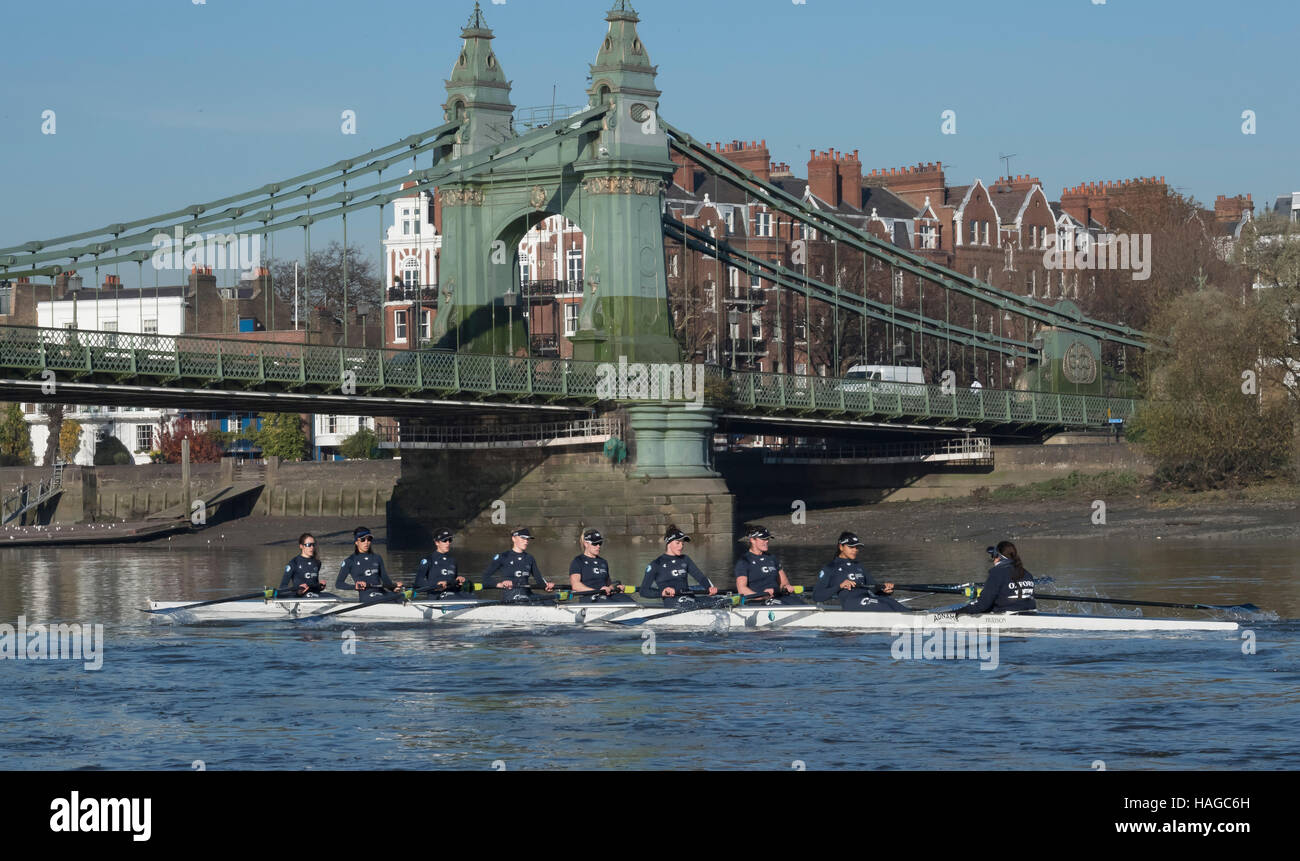 Oxford University Boat Club, UK. 30. Nov, dienen 2016.Trial VIIIs als eine wichtige Lernerfahrung und Auswahl für die sechzehn Ruderer und zwei Steuermänner Auserwählten testen. Es ist das einzige Mal während der Saison, dass die Gruppenmitglieder Side-by-Side für die gesamten vier und ein Viertel Meilen des Championship-Golfplatzes in einer Simulation von Cancer Research Boat Race Rennen. Die beiden Oxford Mannschaften das Wasser wurden Heather und Helen benannt. NAME des Bootes: Heather. Bildnachweis: Duncan Grove/Alamy Live-Nachrichten Stockfoto